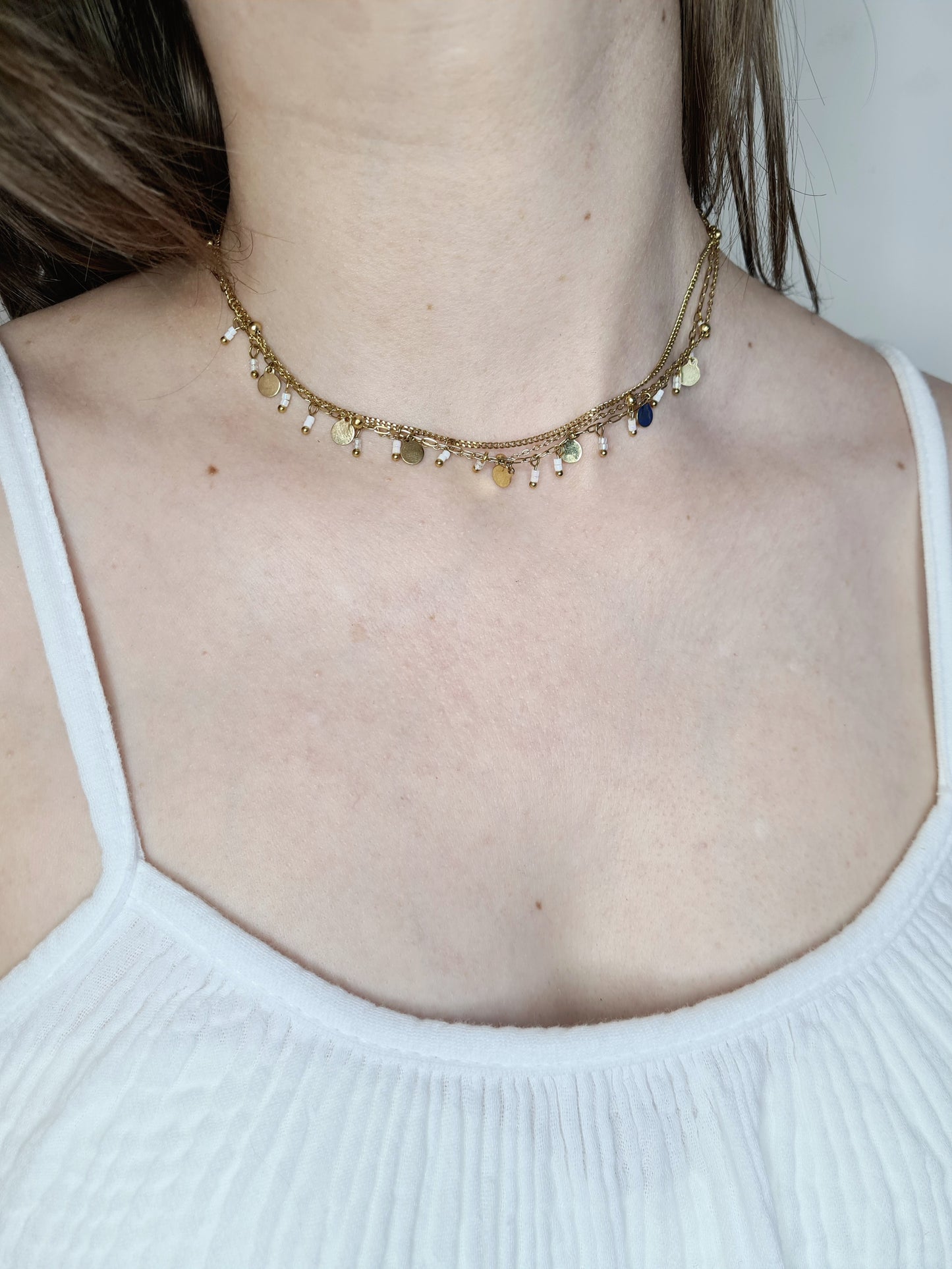 Cassie est un collier en acier inoxydable doré composé de véritable pierres naturelles
