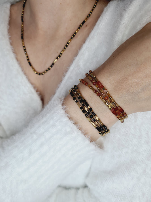 Constantina est un bracelet en acier inoxydable doré composé de véritables pierres naturelles