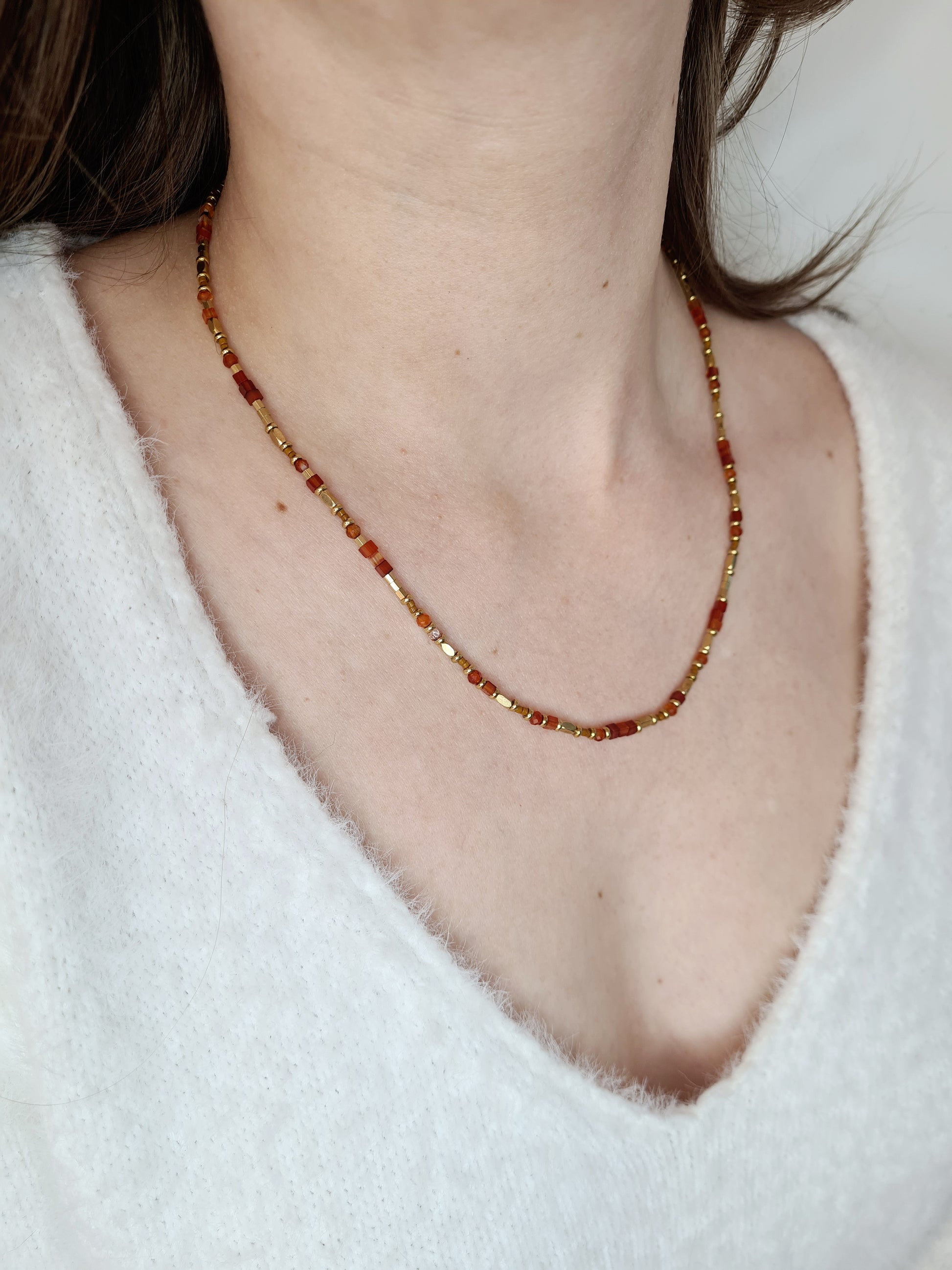 Constantina est un bracelet en acier inoxydable doré composé de véritables pierres naturelles