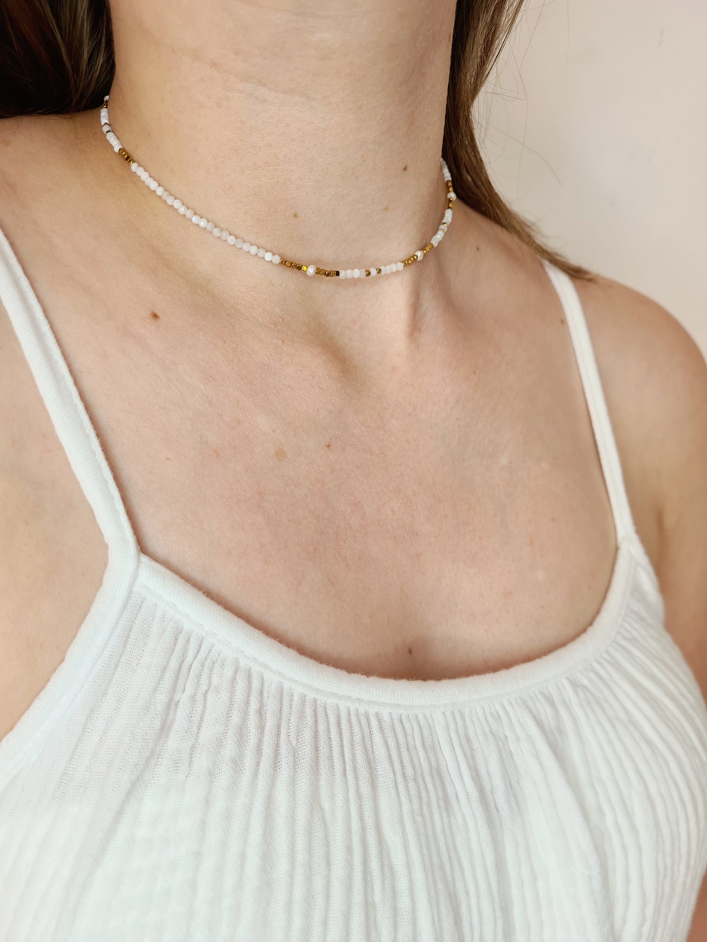 Dune est un collier en acier inoxydable doré composé de véritable pierres naturelles