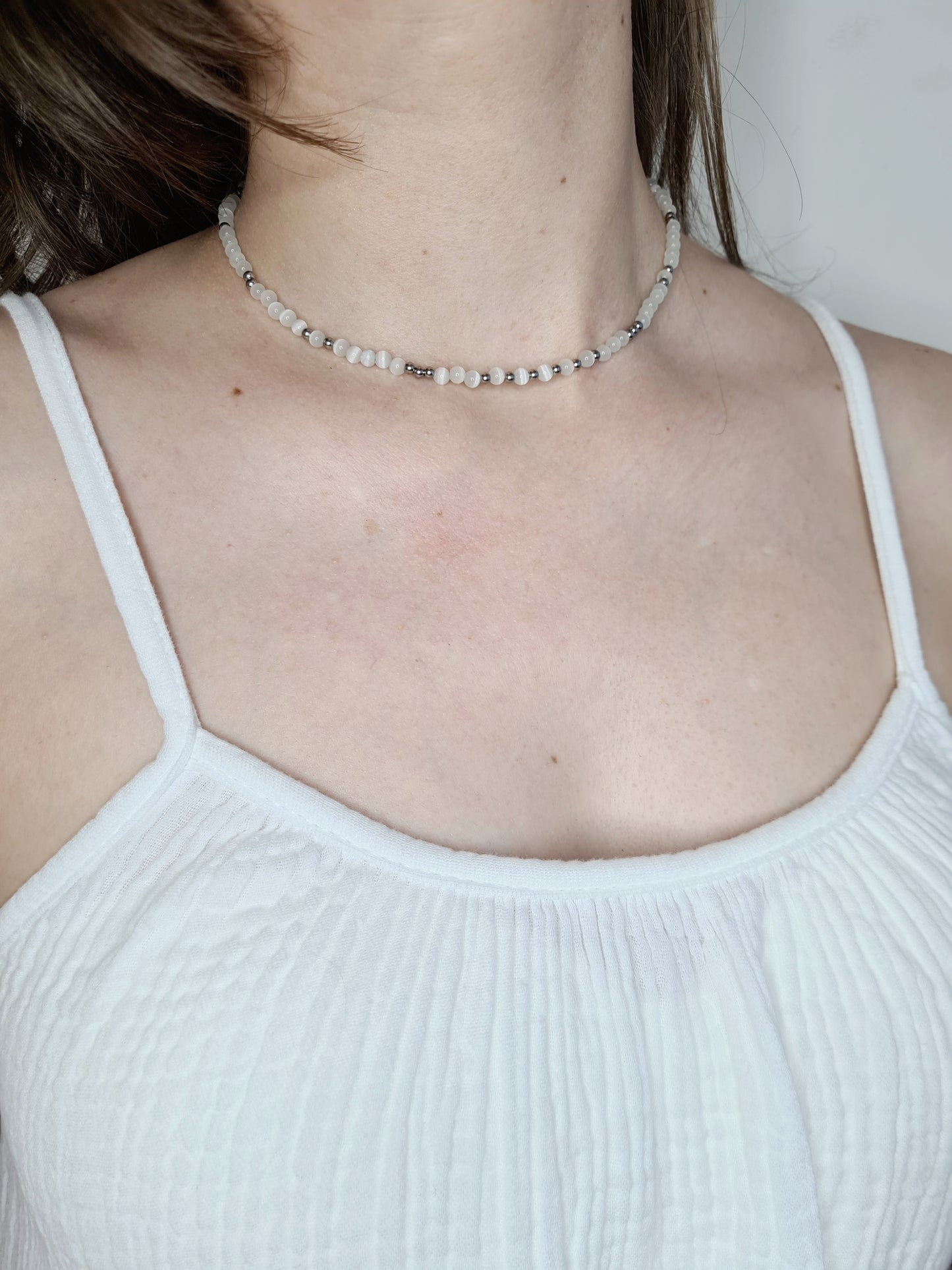Luna est un collier en acier inoxydable argenté composé de véritable pierres naturelles