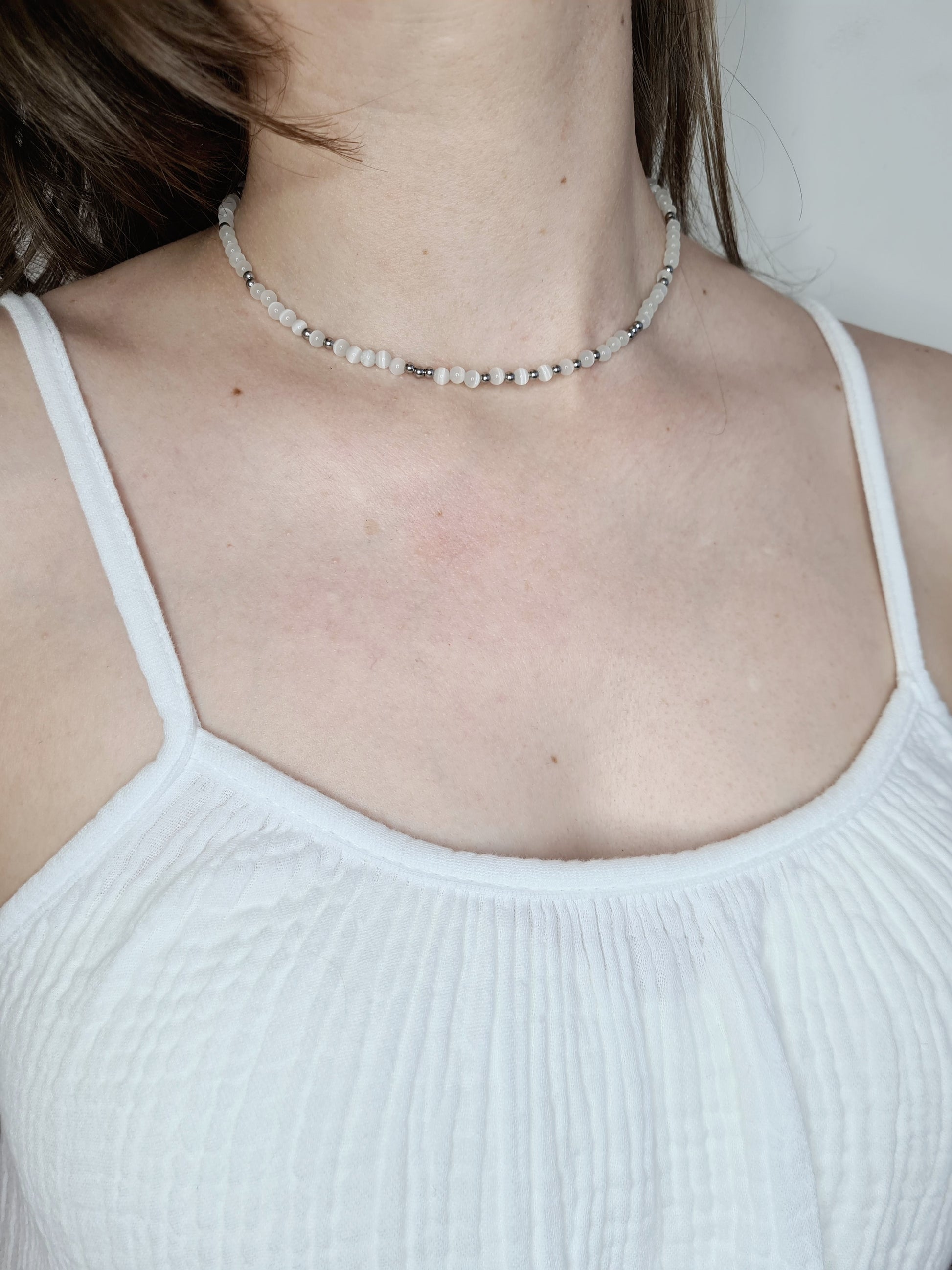 Luna est un collier en acier inoxydable argenté composé de véritable pierres naturelles