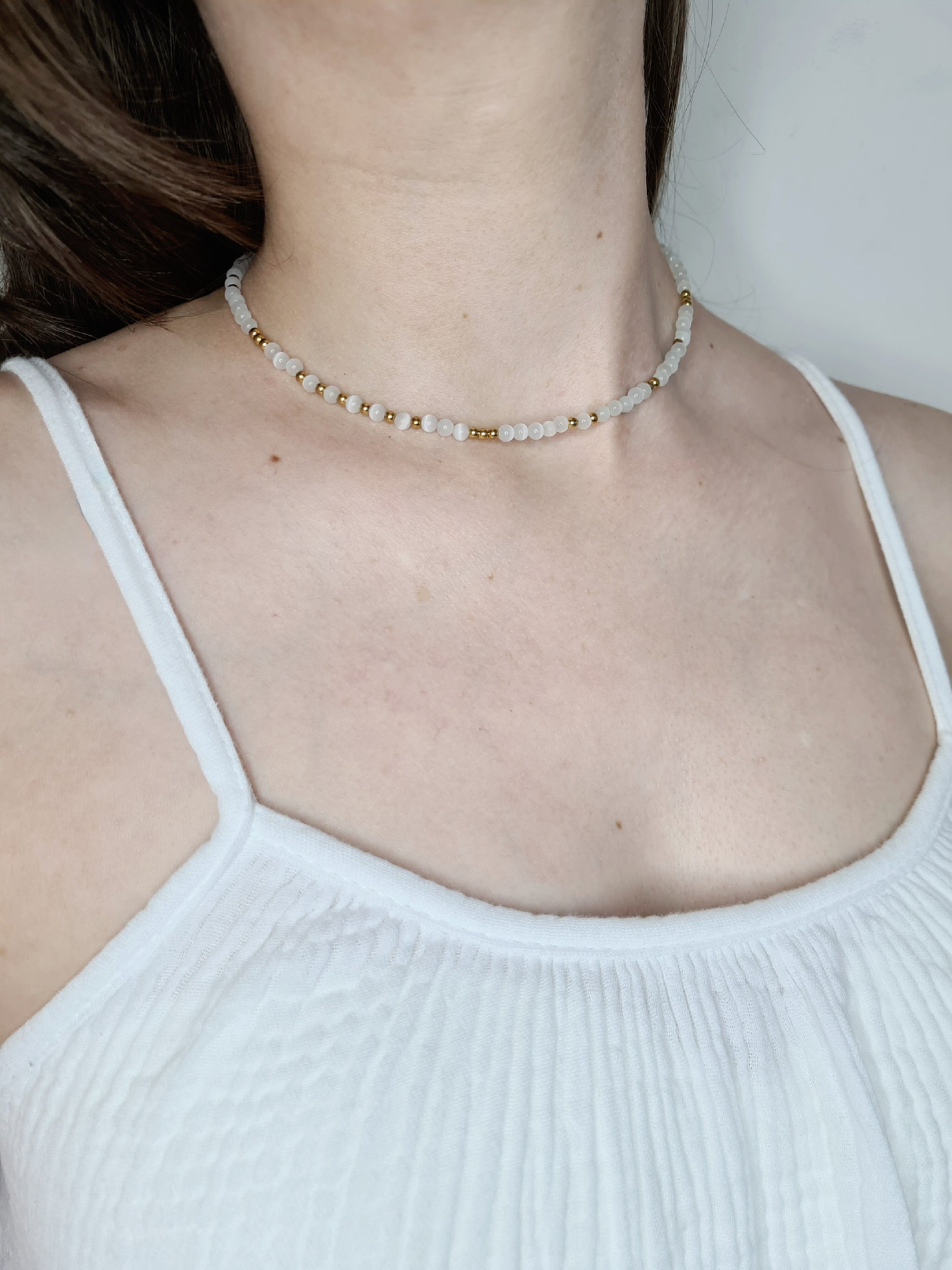 Luna est un collier en acier inoxydable doré composé de véritable pierres naturelles