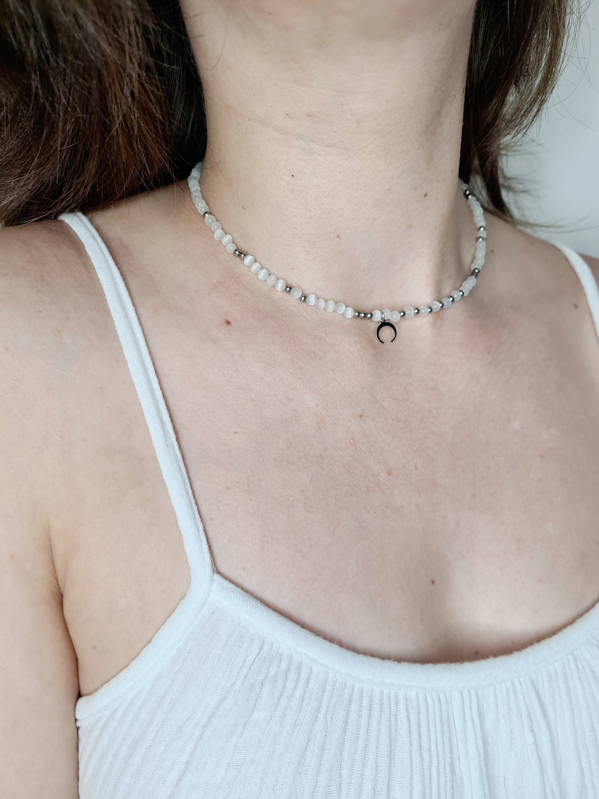 Luna est un collier en acier inoxydable argenté composé de véritable pierres naturelles