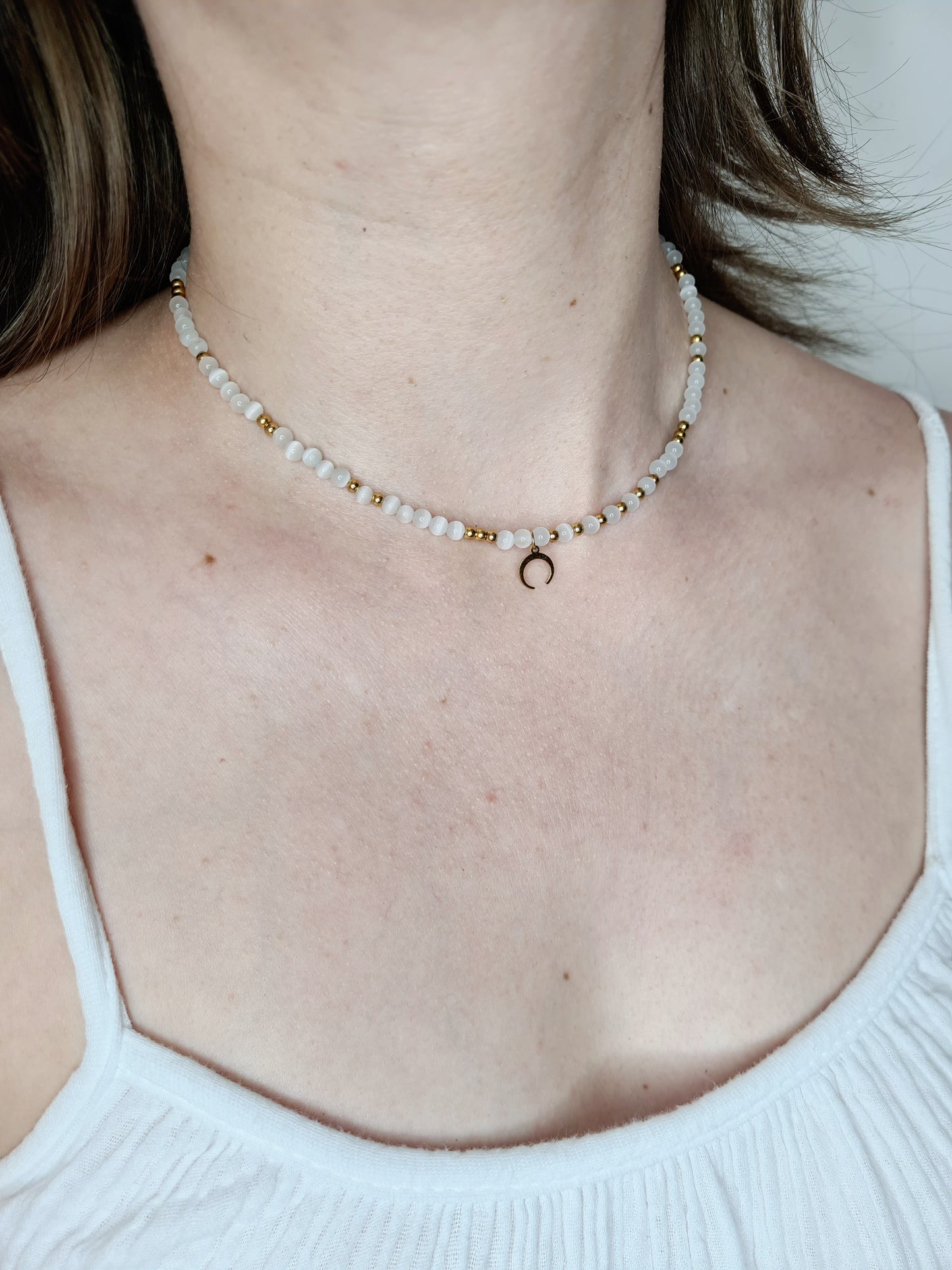 Luna est un collier en acier inoxydable doré composé de véritable pierres naturelles