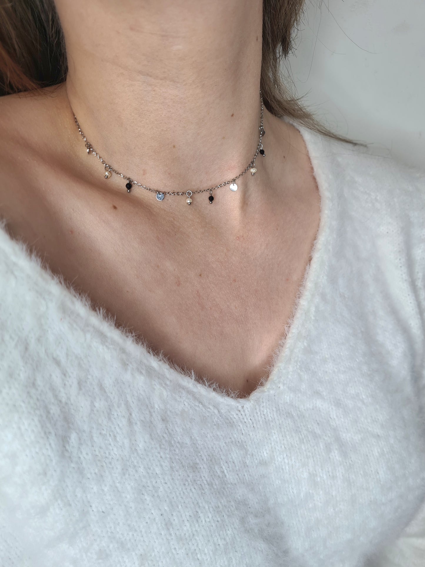 Malou est un collier en acier inoxydable argenté composé de véritable pierres naturelles