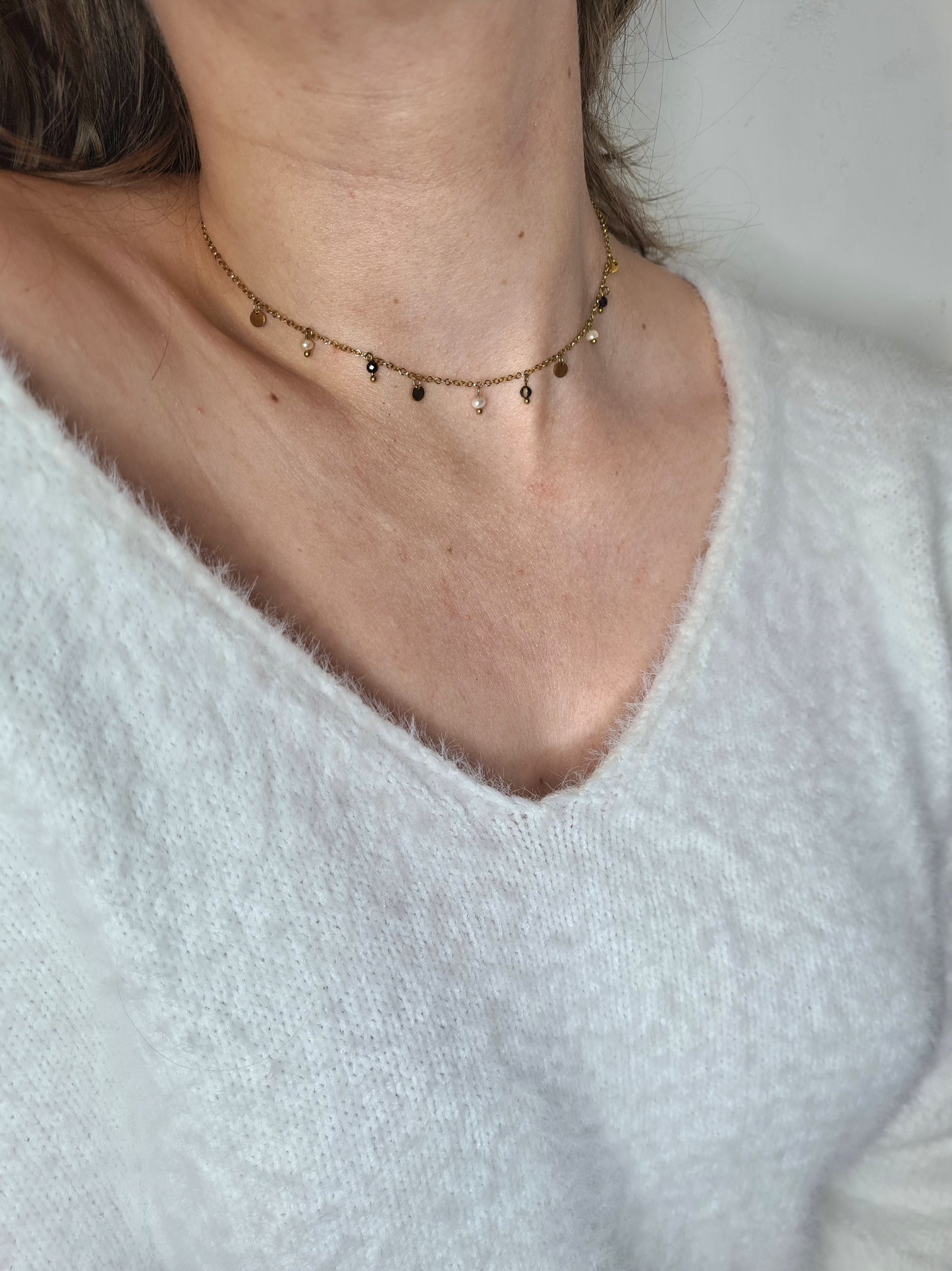 Malou est un collier en acier inoxydable doré composé de véritable pierres naturelles