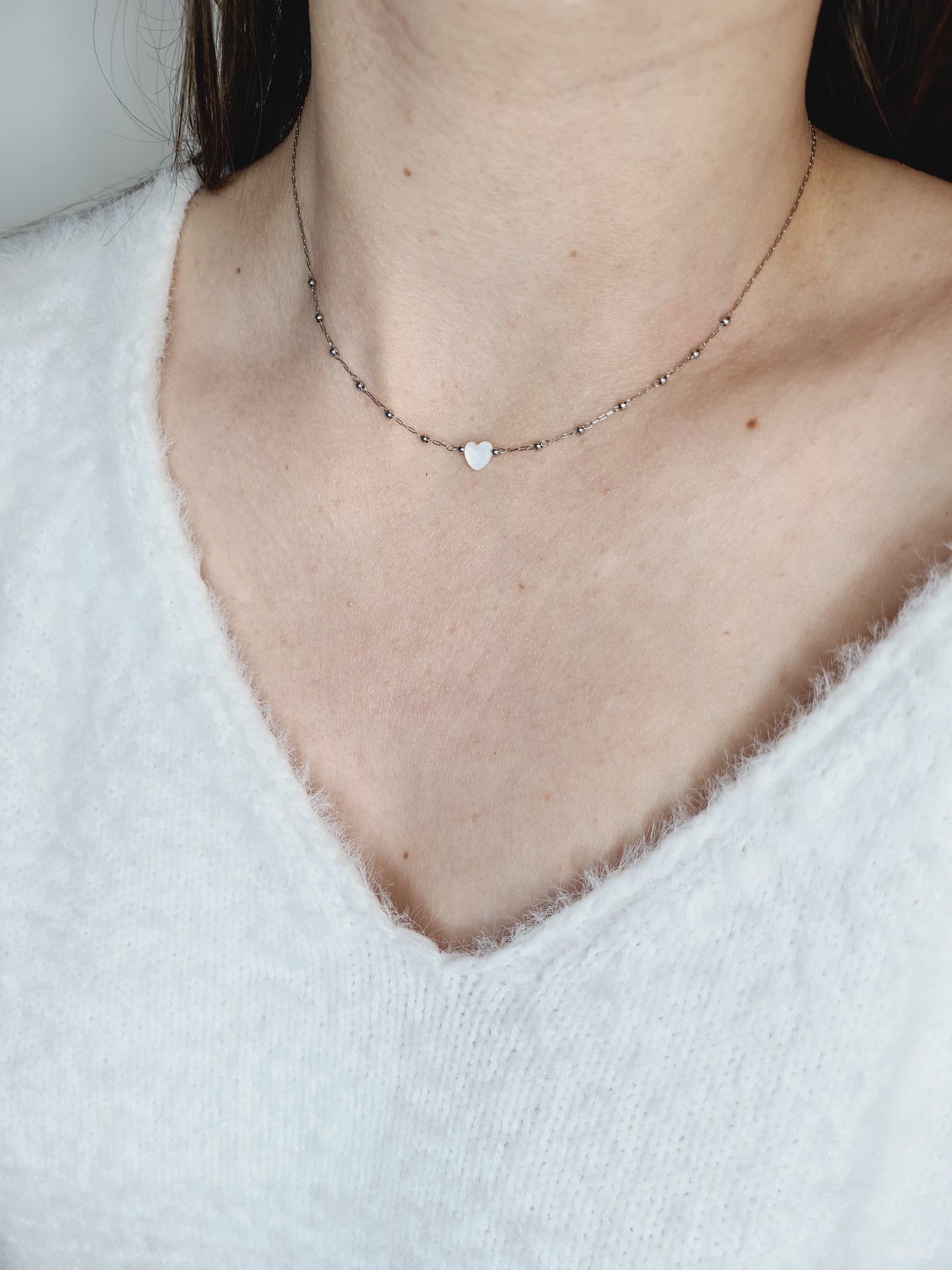 Manon est un collier en acier inoxydable argenté composé de véritable pierres naturelles