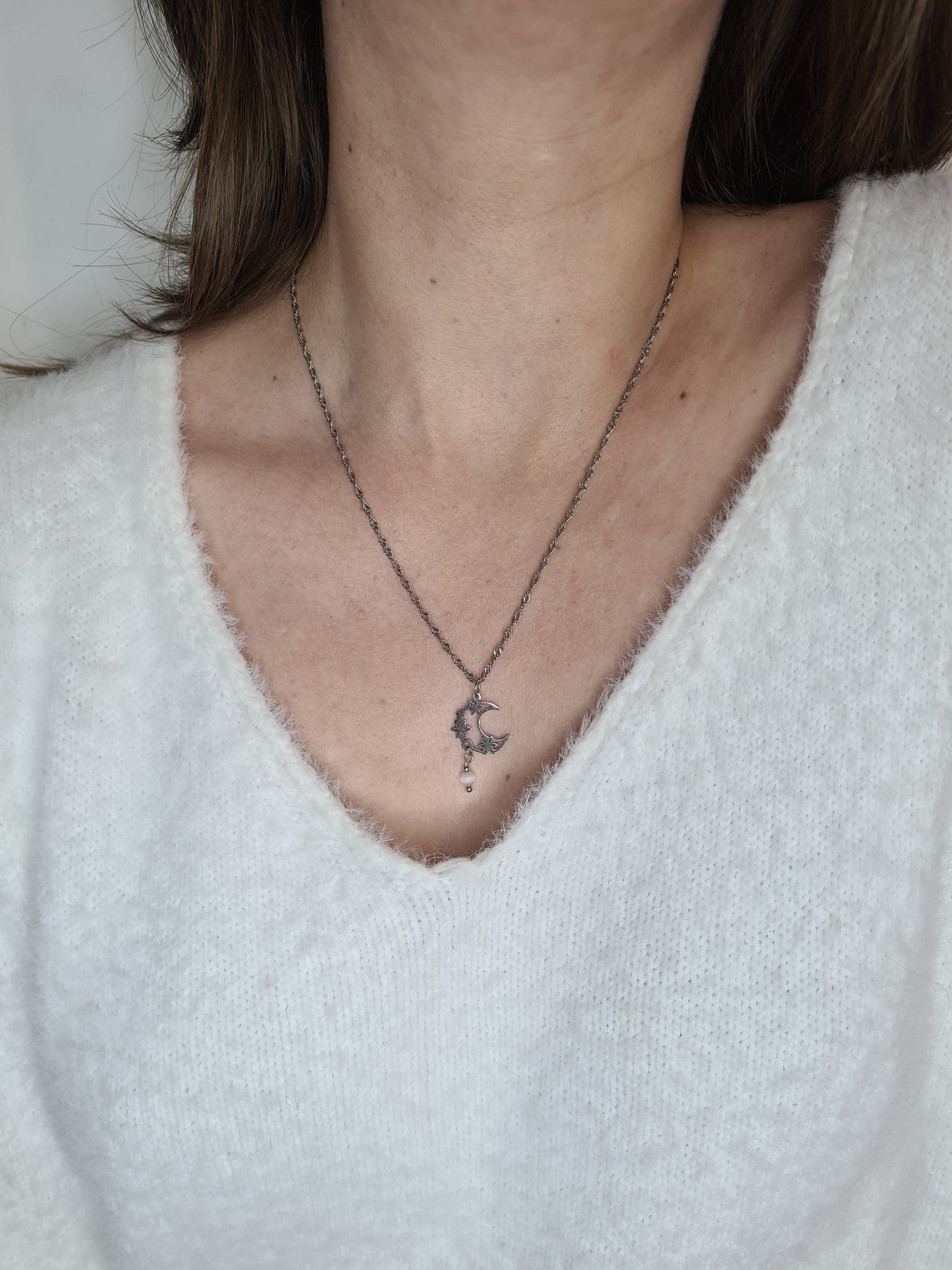 Noche est un collier en acier inoxydable argenté composé de véritable pierres naturelles