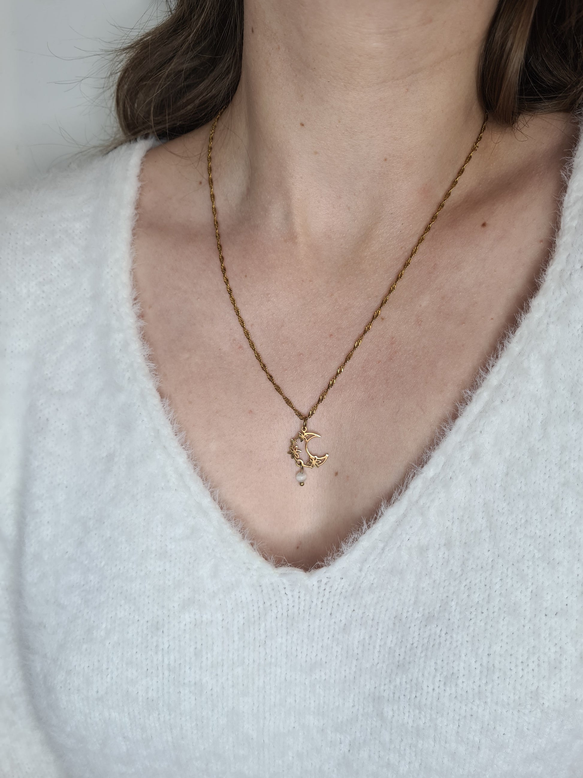 Noche est un collier en acier inoxydable doré composé de véritable pierres naturelles