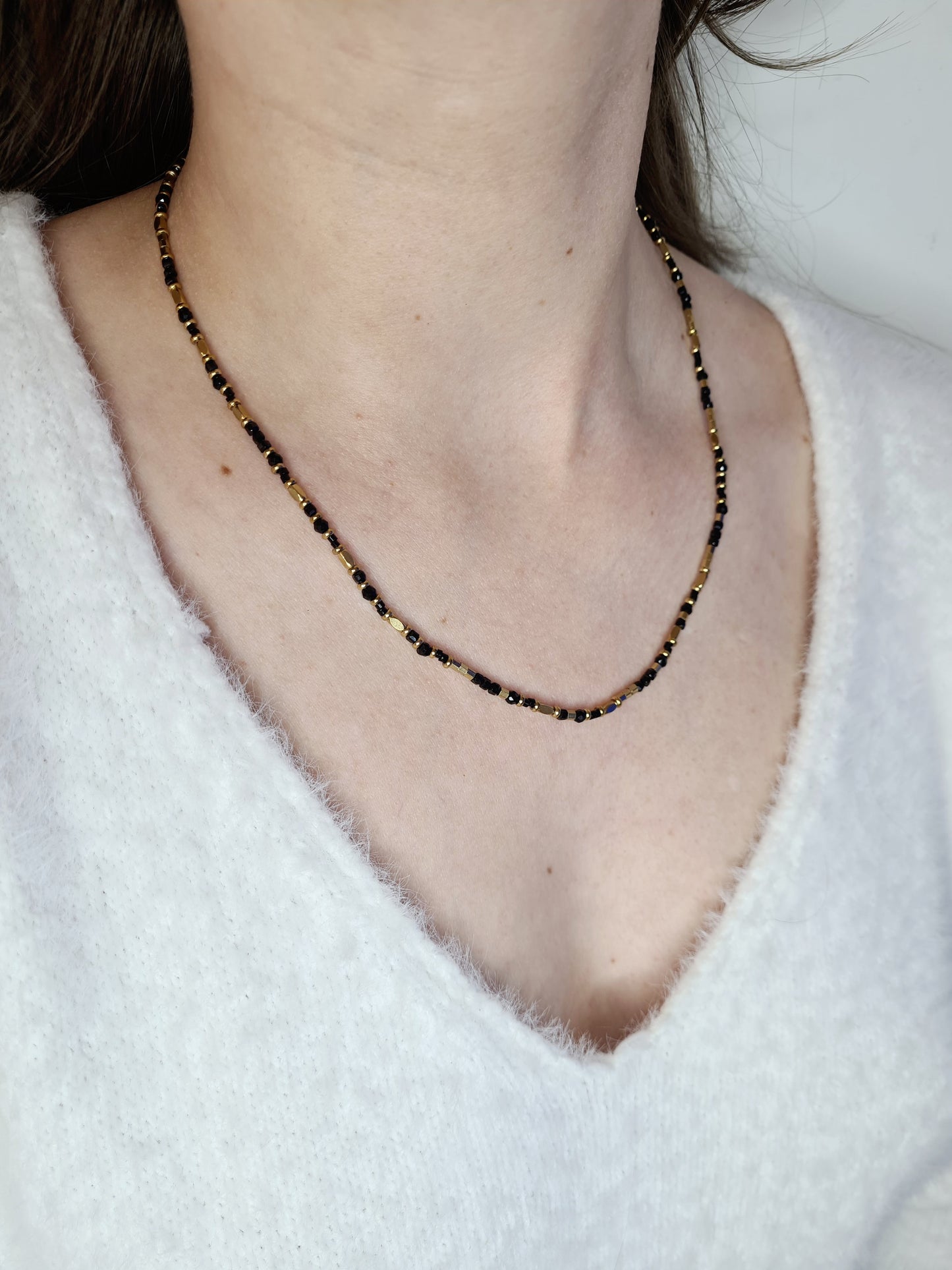 Constantina est un bracelet en acier inoxydable doré composé de véritables pierres naturelles