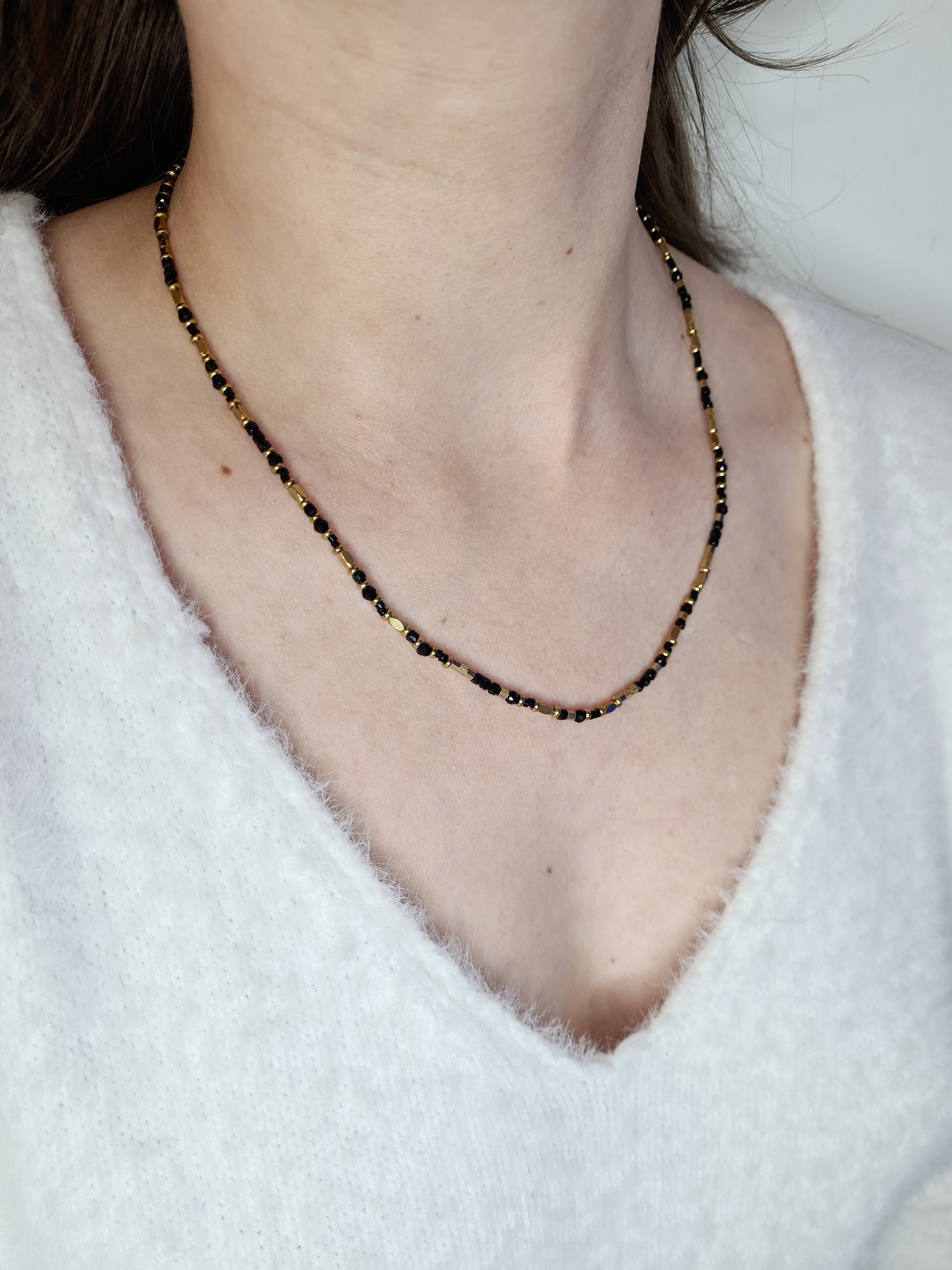 Constantina est un bracelet en acier inoxydable doré composé de véritables pierres naturelles