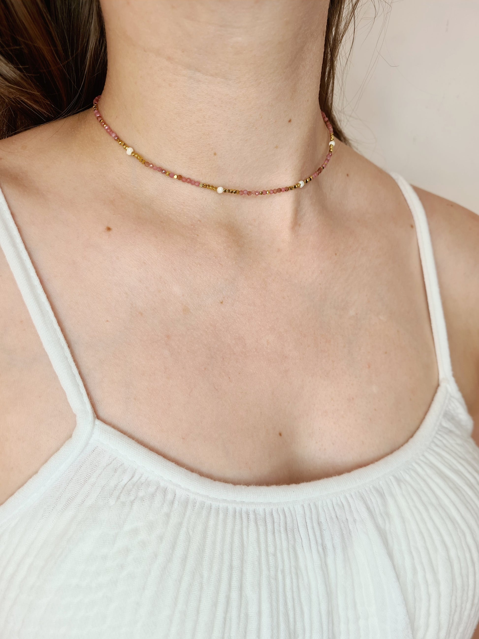 Dune est un collier en acier inoxydable doré composé de véritable pierres naturelles