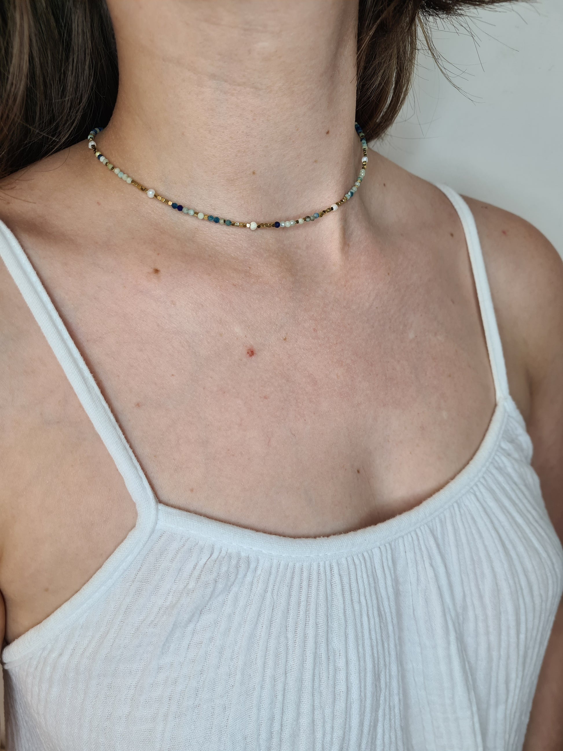 Dune est un collier en acier inoxydable doré composé de véritable pierres naturelles