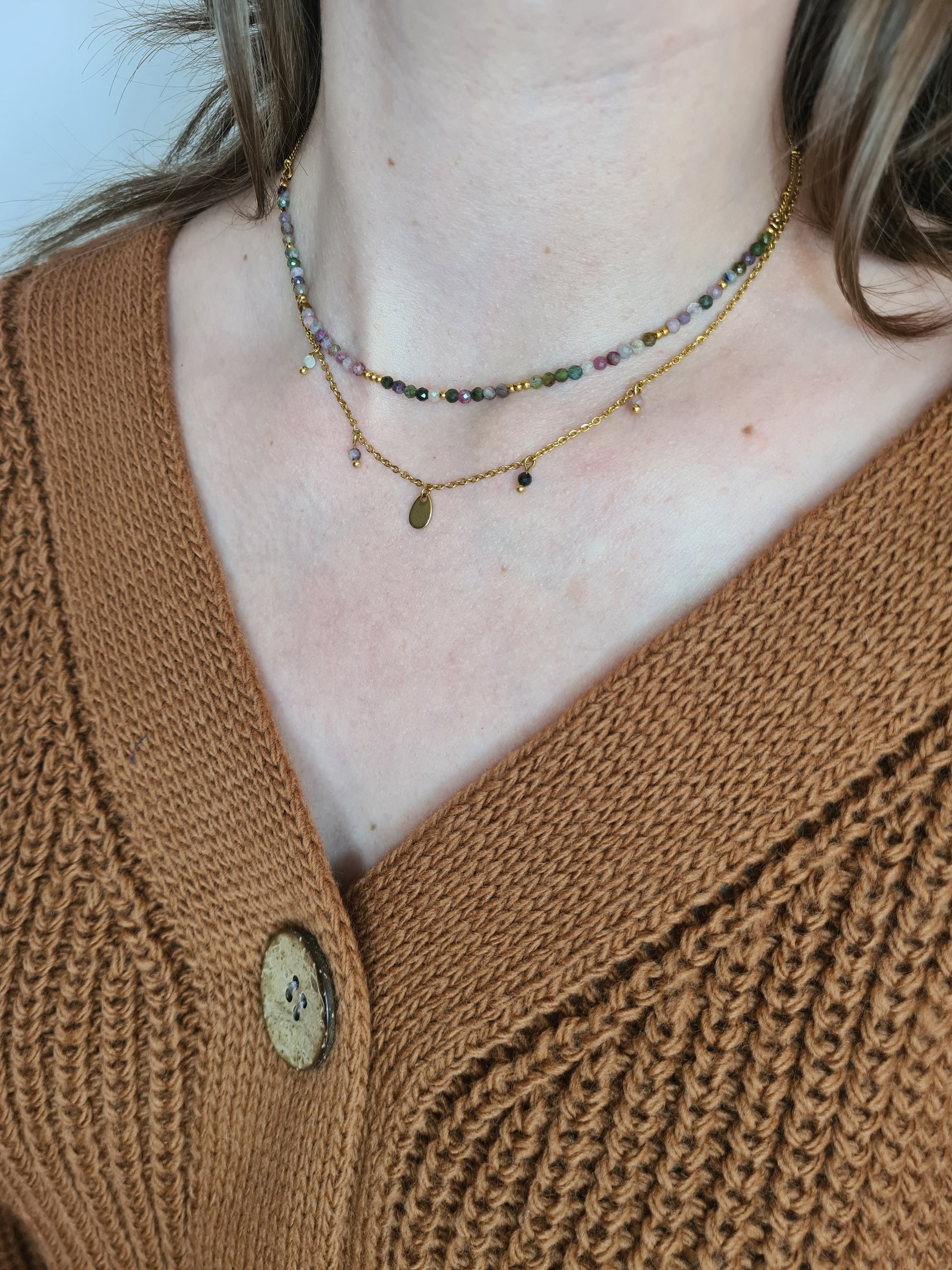 Venise est un collier en acier inoxydable doré composé de véritable pierres naturelles