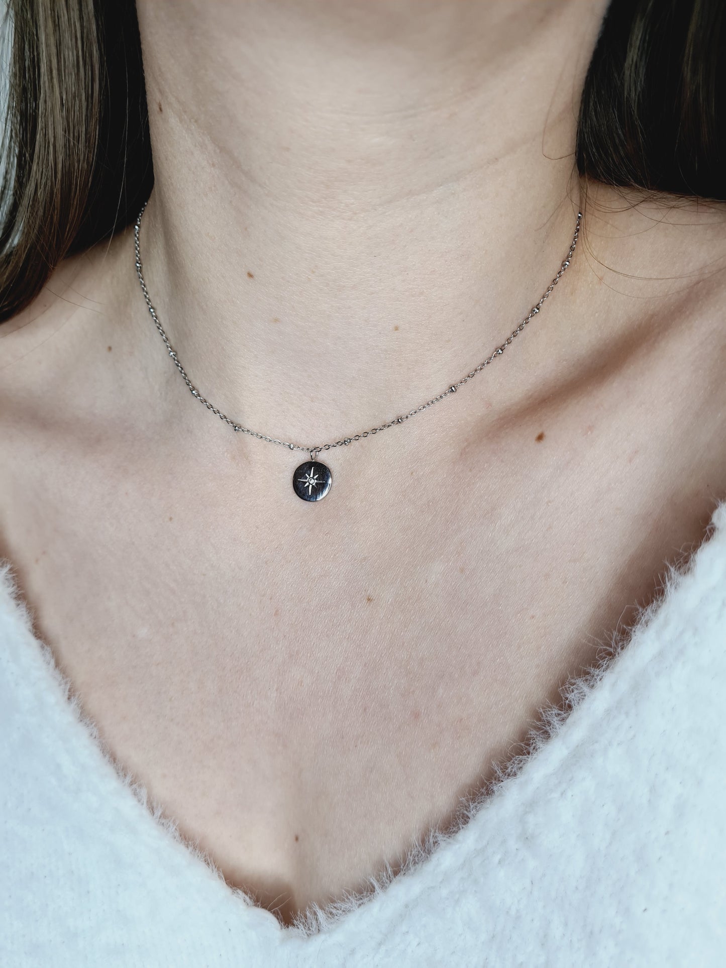 Sirius est un collier en acier inoxydable argenté
