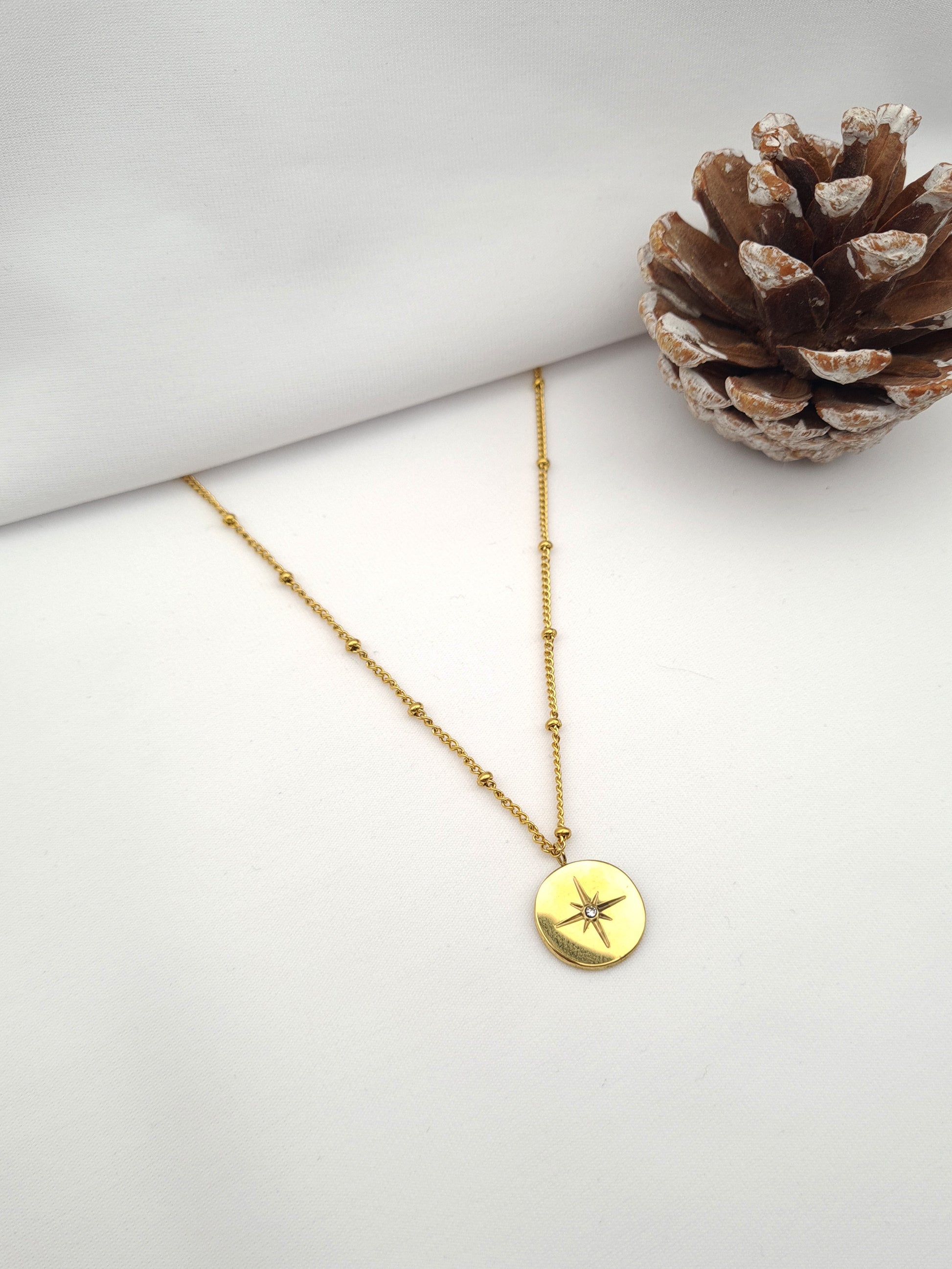 Sirius est un collier en acier inoxydable doré