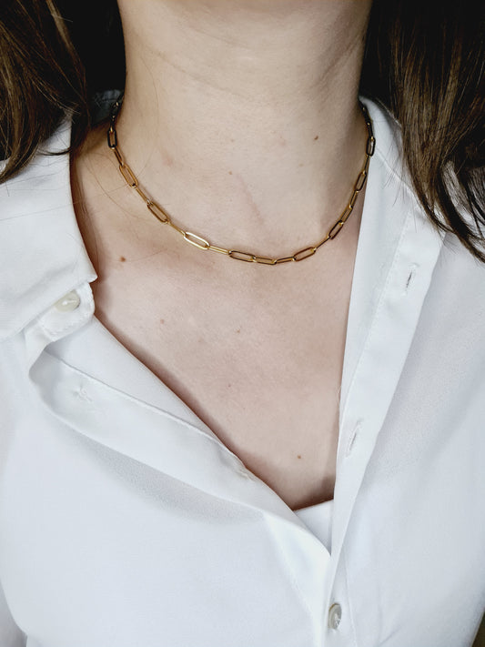 Teora est un collier en acier inoxydable doré