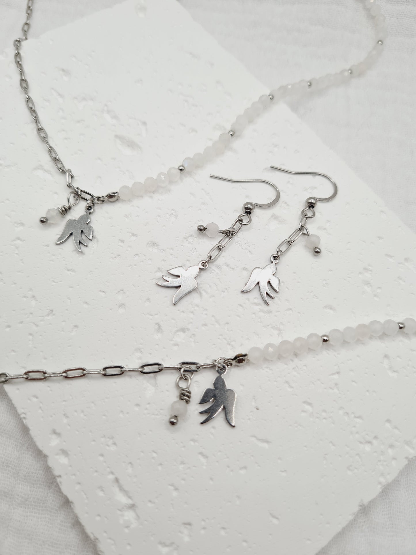 Carlita est une parure de bijoux en acier inoxydable argenté composée de véritables pierres naturelles