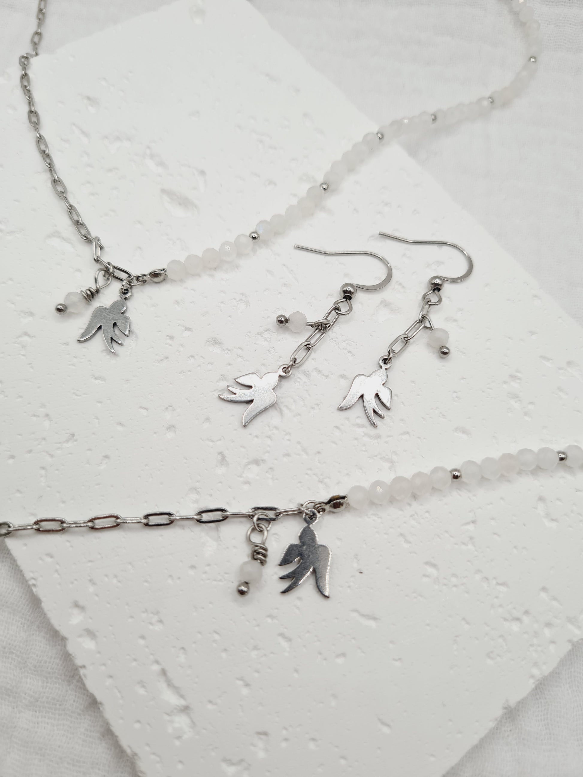 Carlita est une parure de bijoux en acier inoxydable argenté composée de véritables pierres naturelles