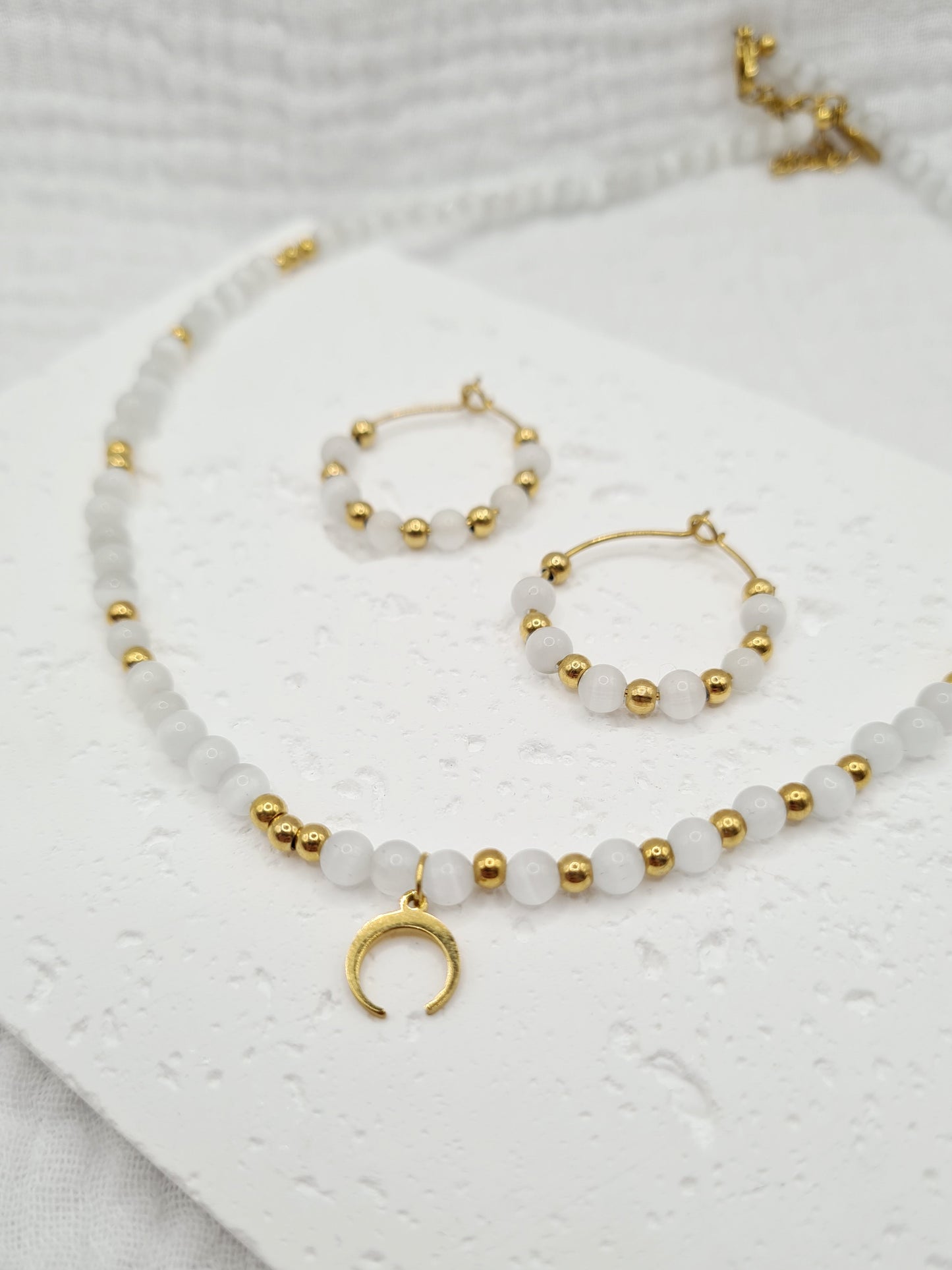Lunaire est une parure de bijoux en acier inoxydable doré composée de véritables pierres naturelles