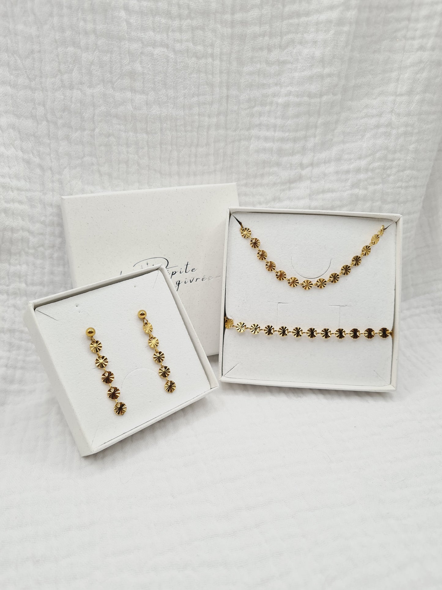 Jolyne est une parure de bijoux en acier inoxydable doré