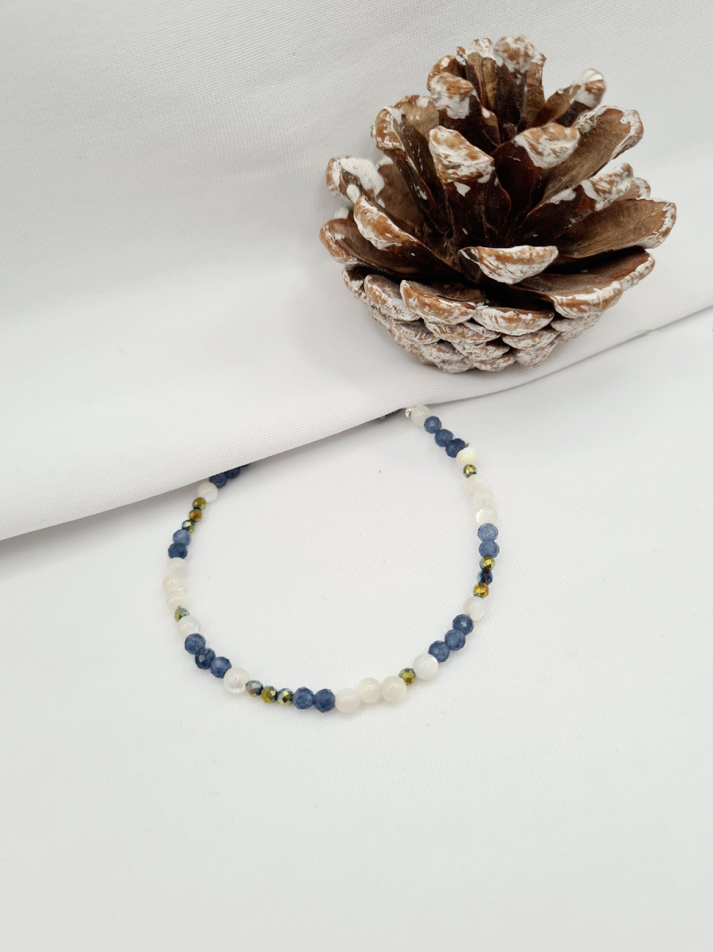 Noéline est un bracelet en acier inoxydable composé de véritables pierres naturelles