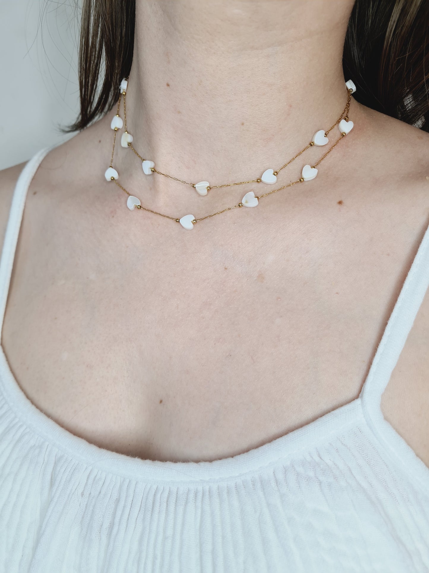 Blanca est un collier en acier inoxydable doré composé de véritable pierres naturelles