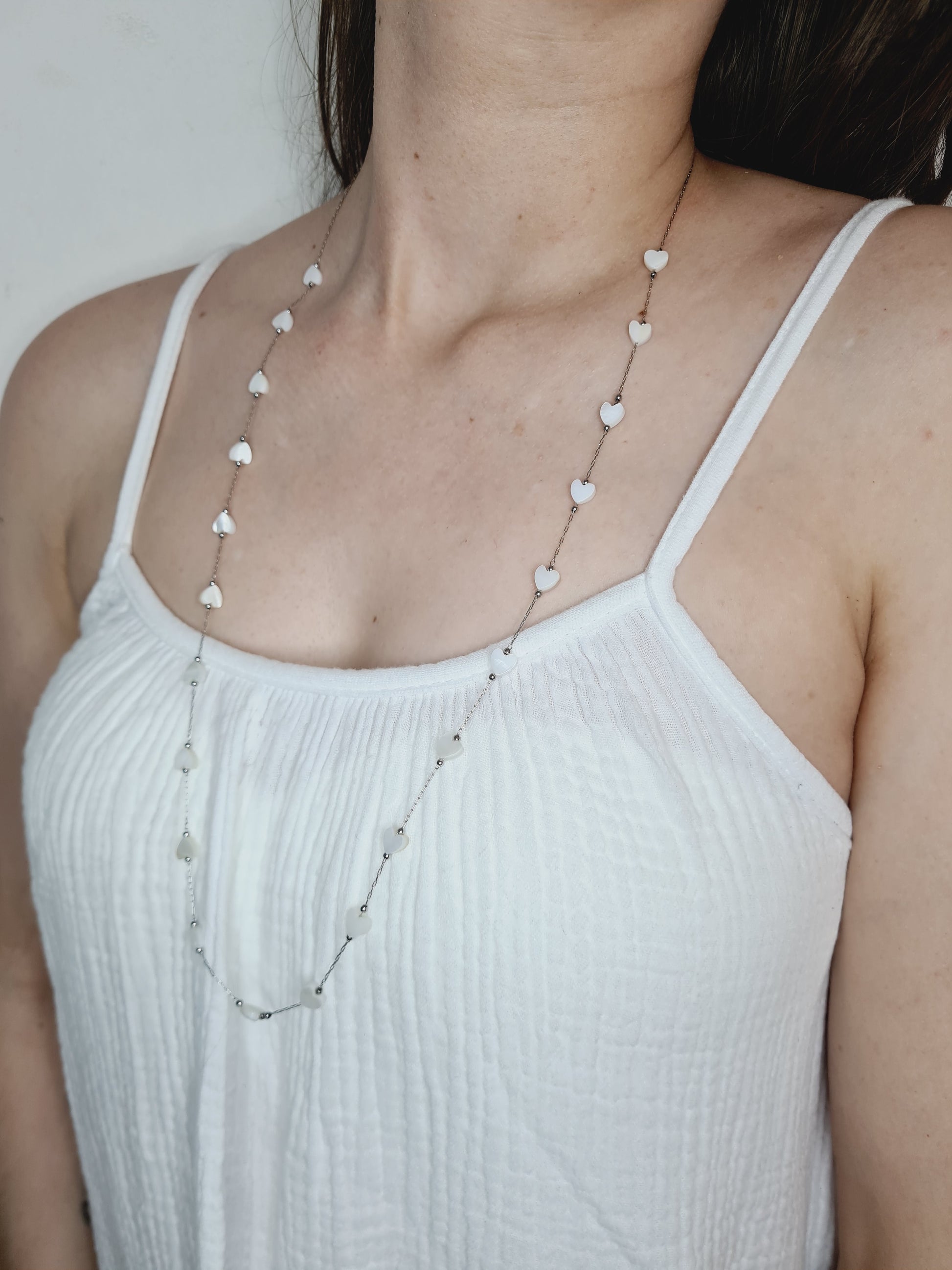 Blanca est un collier en acier inoxydable argenté composé de véritable pierres naturelles
