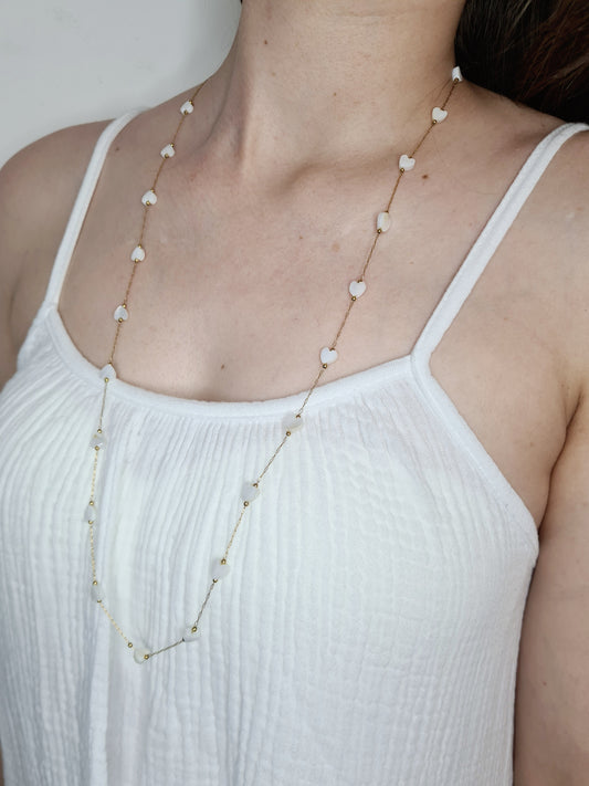 Blanca est un collier en acier inoxydable doré composé de véritable pierres naturelles