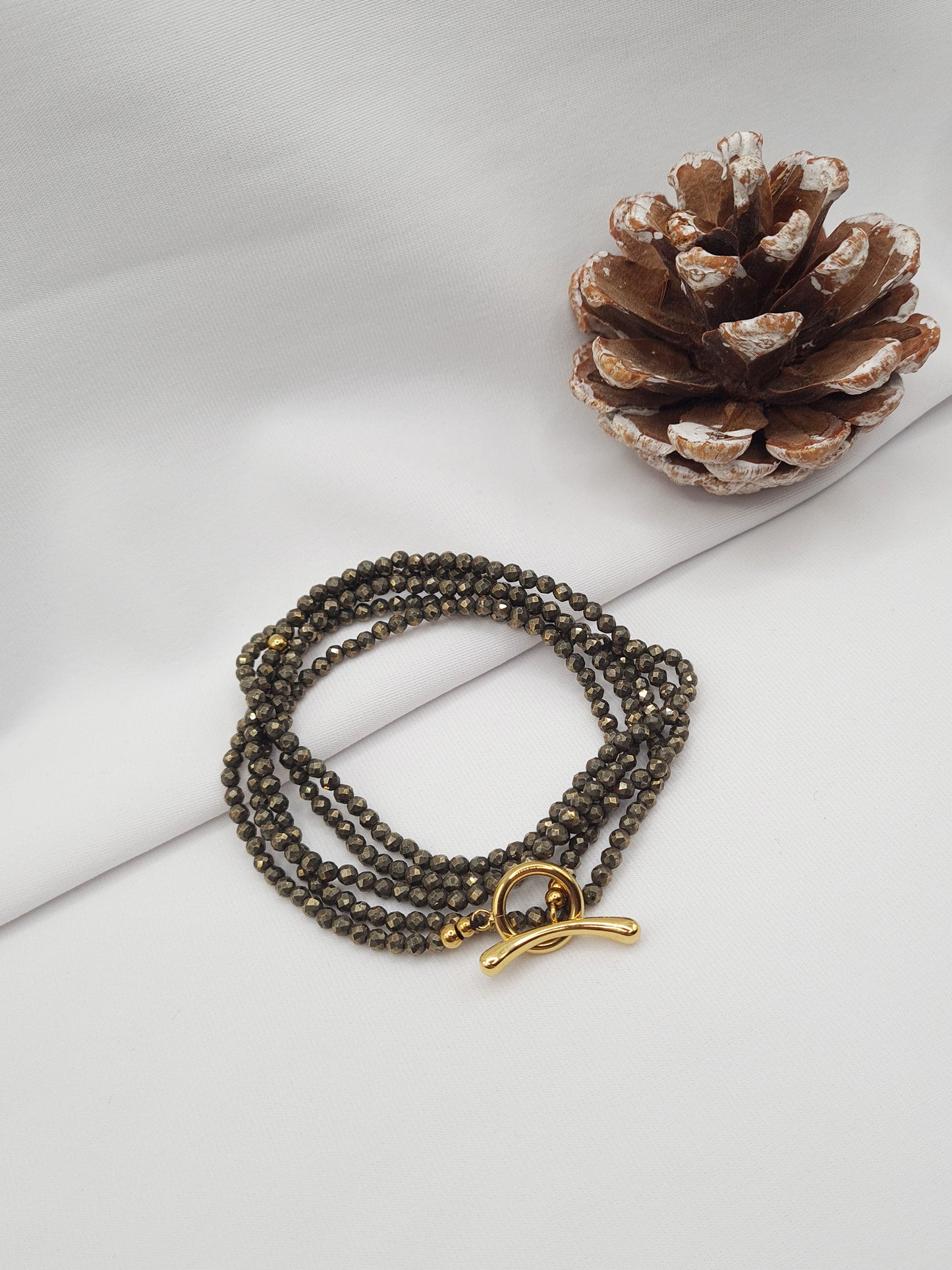 Reina est un sautoir en acier inoxydable doré composé de véritable pierres naturelles