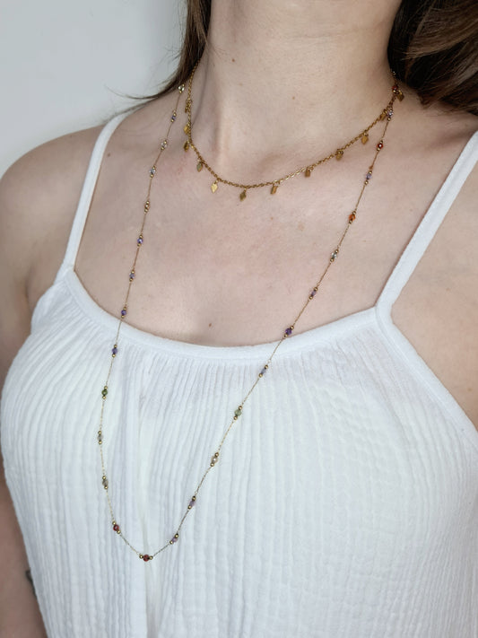 Sigrytita est un collier en acier inoxydable doré composé de véritable pierres naturelles