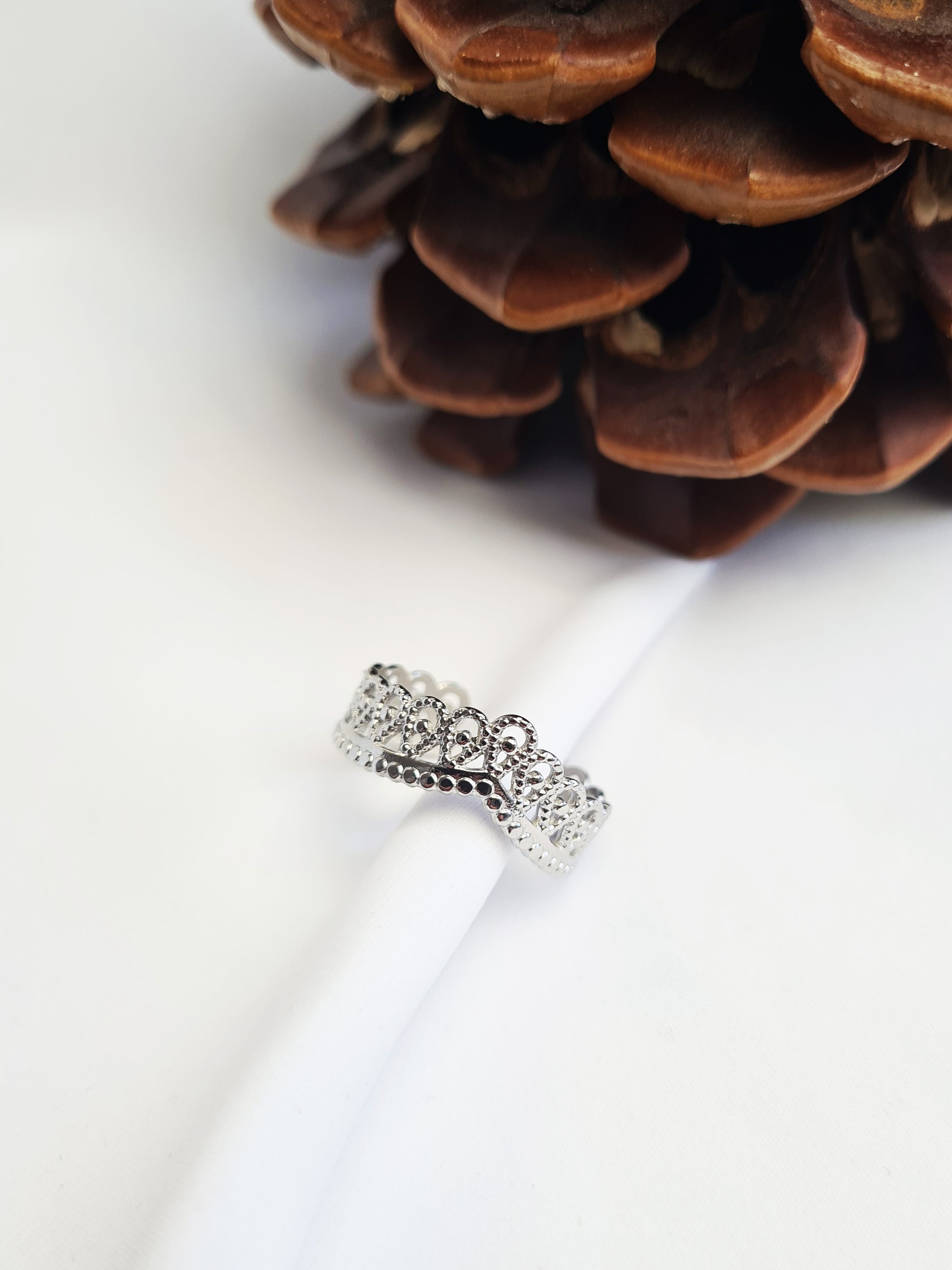 Athena est une bague ajustable en acier inoxydable argenté
