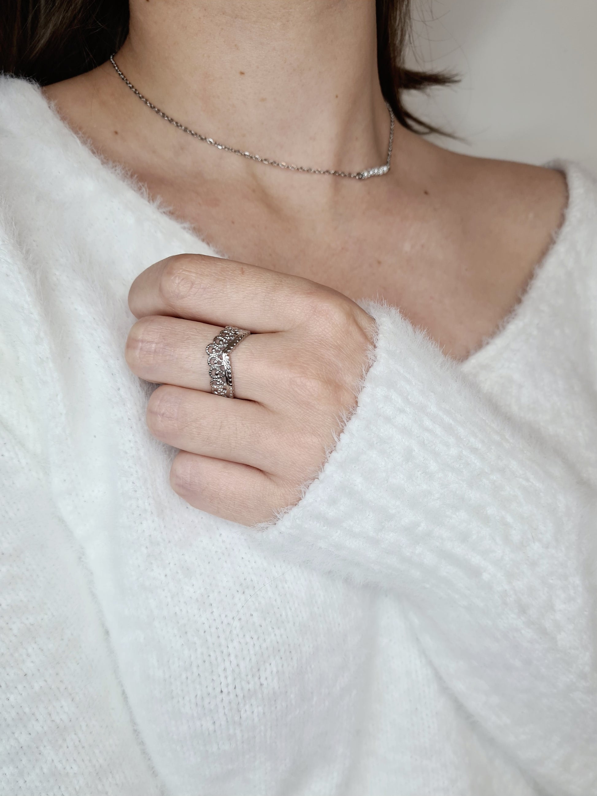 Athena est une bague ajustable en acier inoxydable argenté