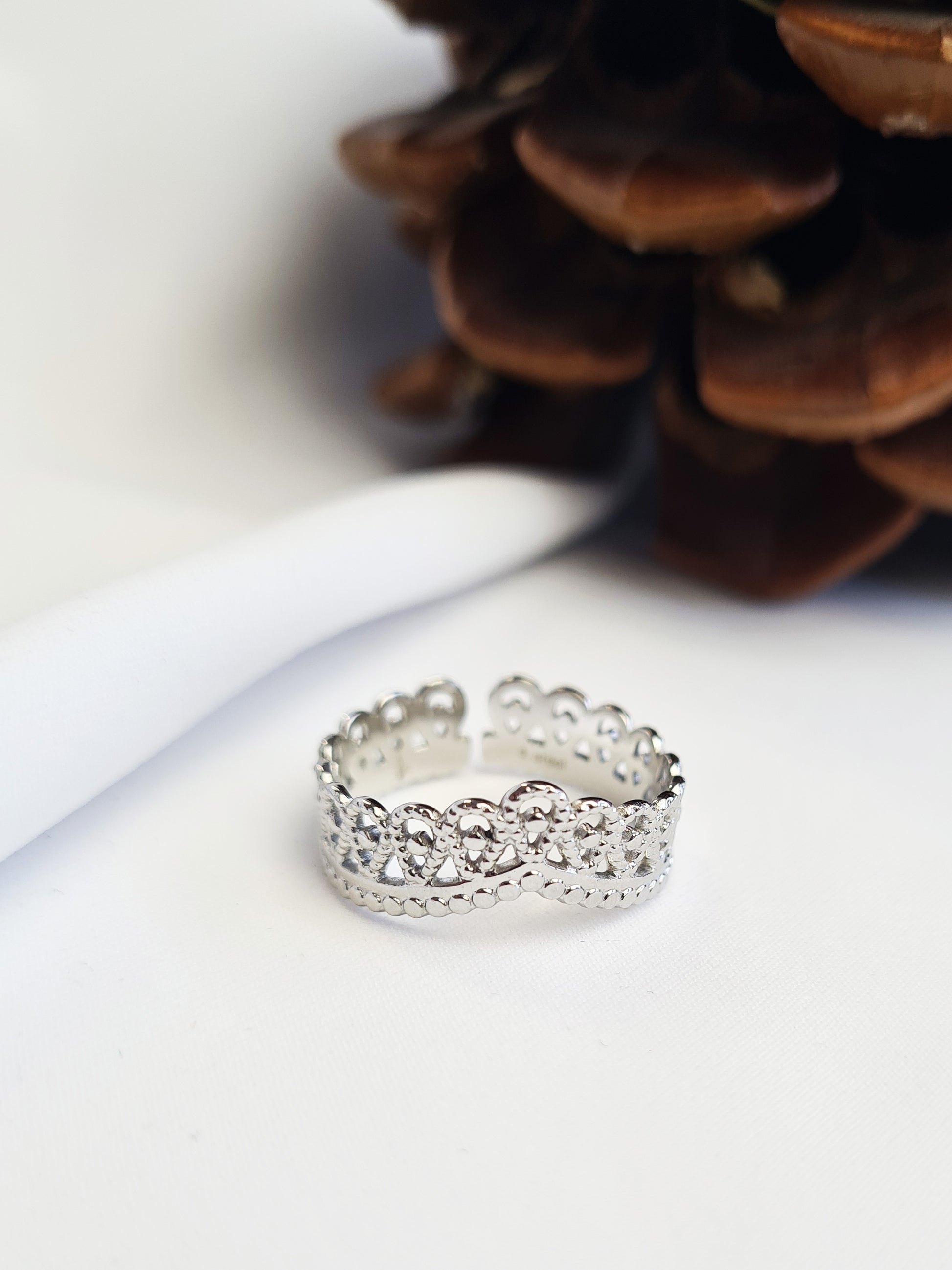 Athena est une bague ajustable en acier inoxydable argenté