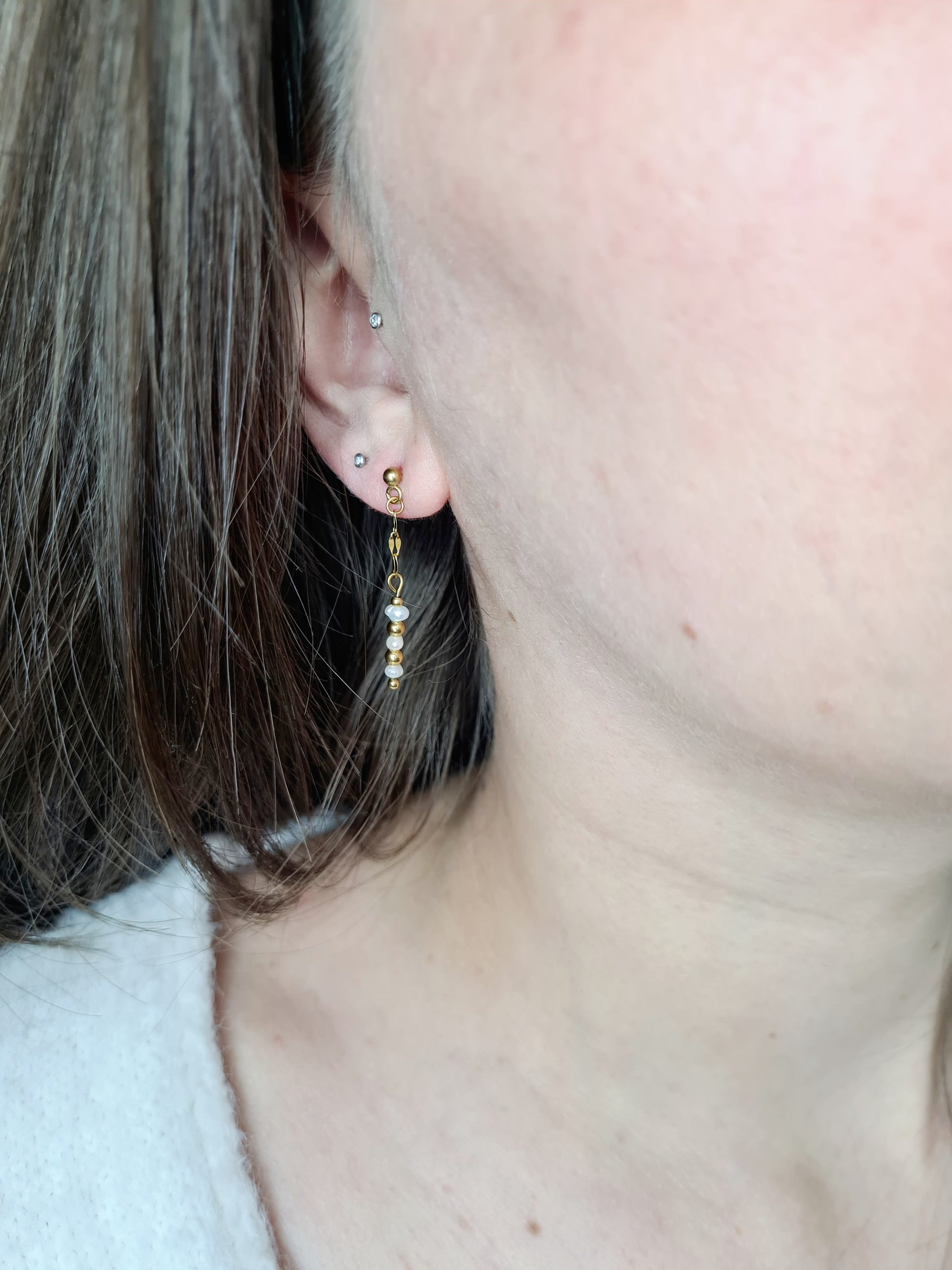 NIKITA | boucles d’oreilles en acier inoxydable doré et perle d’eau douce