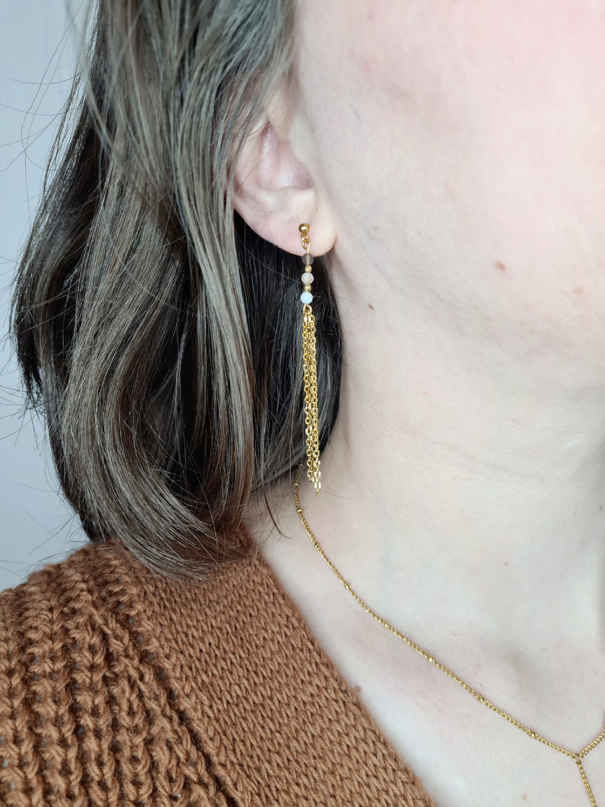 Aube sont des boucles d'oreilles en acier inoxydable doré composées de véritable pierres naturelles