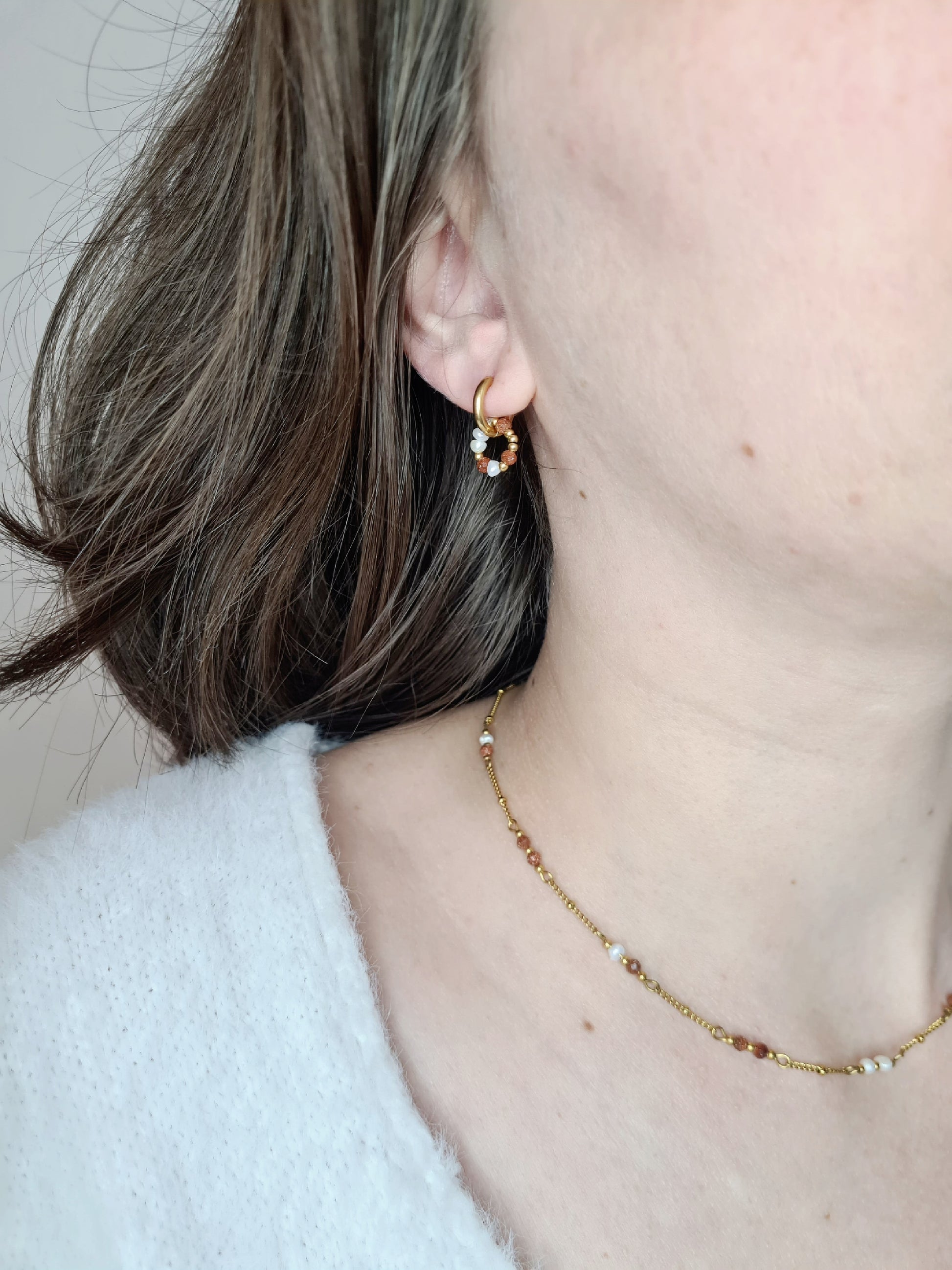 Évasion sont des boucles d'oreilles en acier inoxydable doré composées de véritable pierres naturelles
