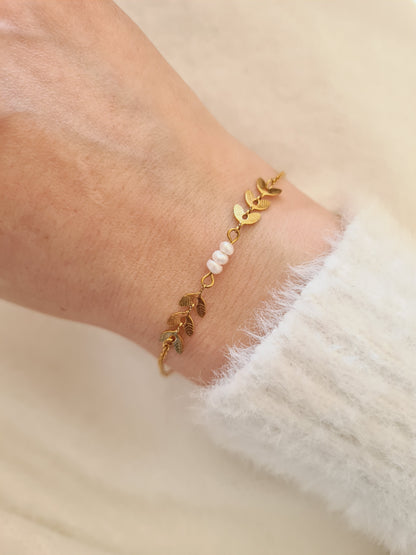 Épique est un bracelet en acier inoxydable doré composé de véritables perles d'eau douce