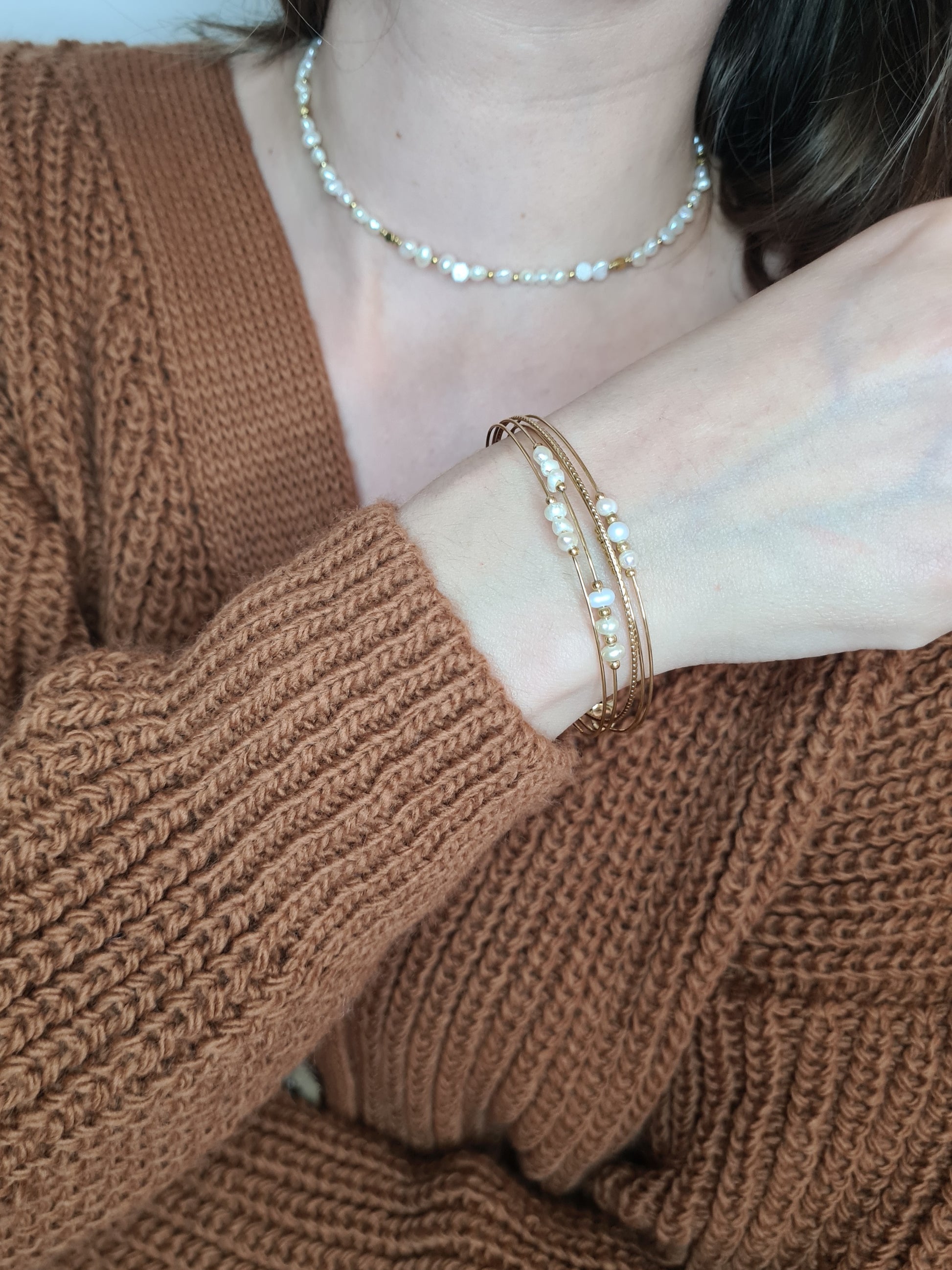 Isaline  est un bracelet en acier inoxydable doré composé de véritables pierres naturelles