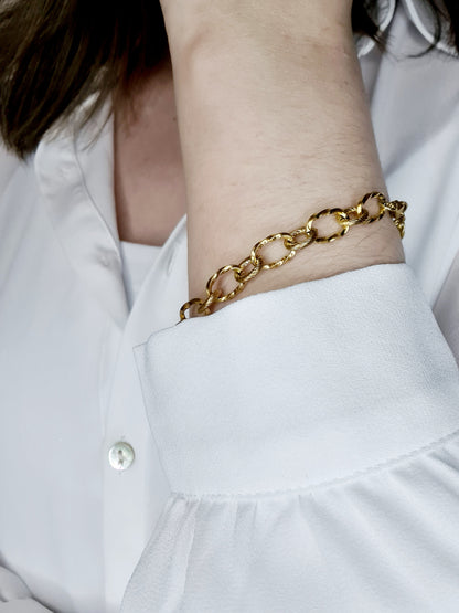 Lara est un bracelet en acier inoxydable doré