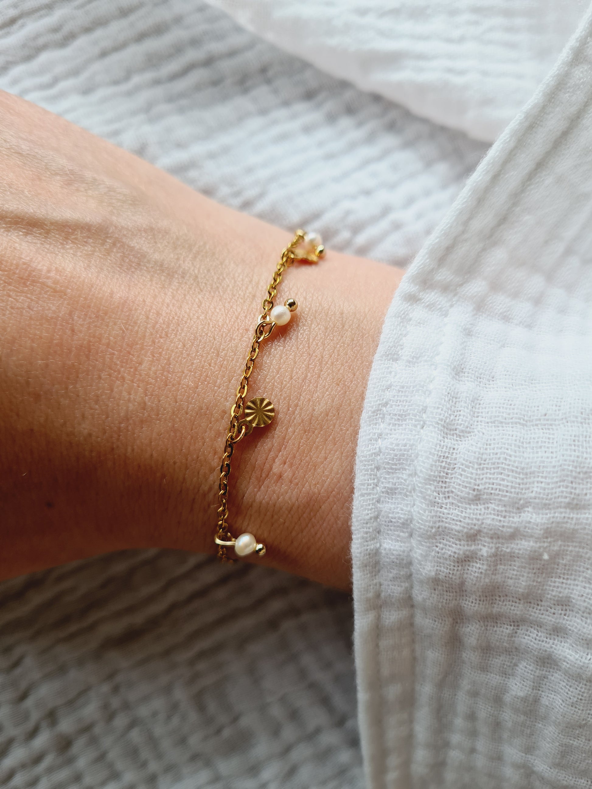 Dolce Vita est un bracelet en acier inoxydable doré composé de véritables perles d'eau douce