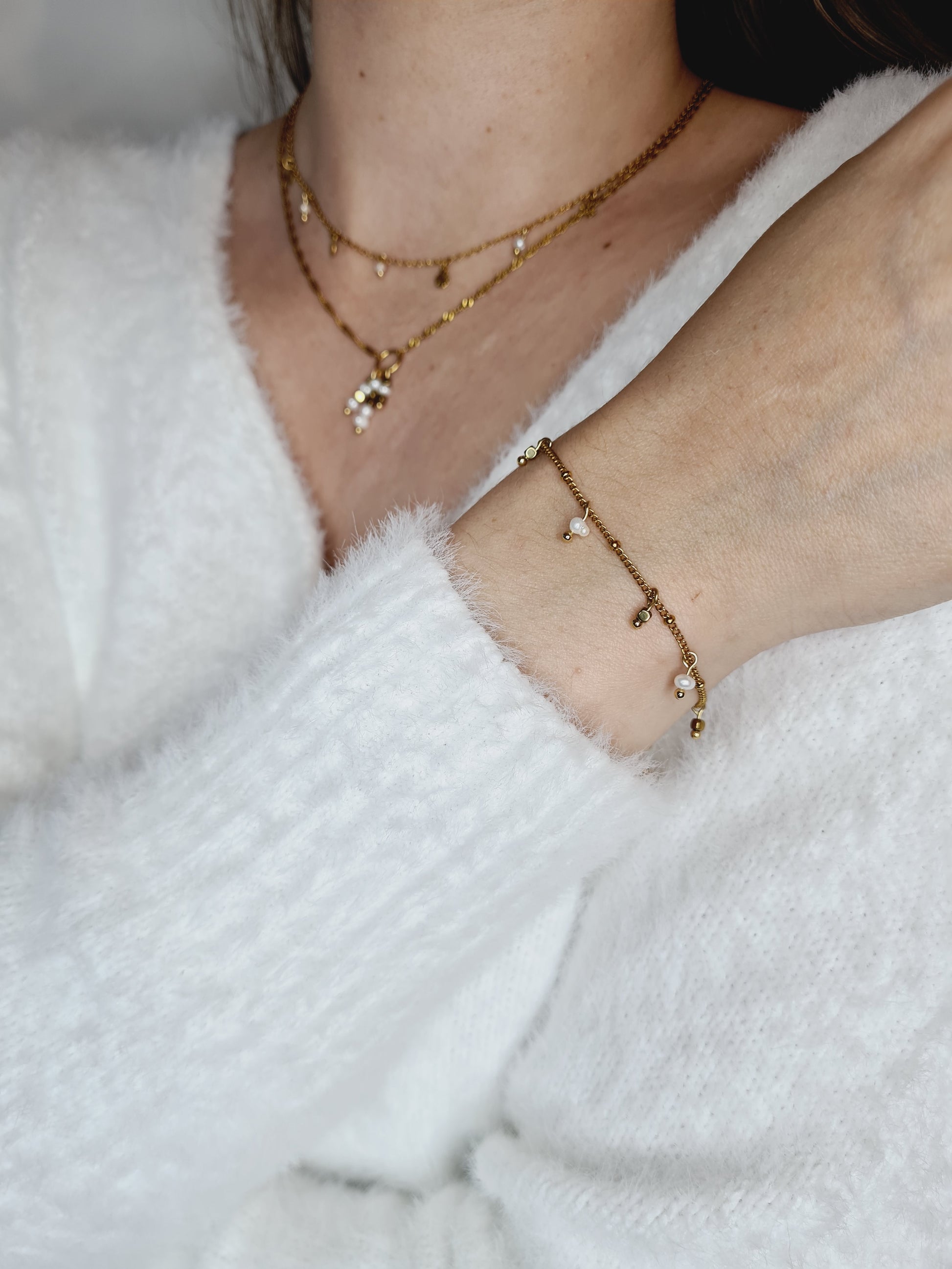 Mirage est un bracelet en acier inoxydable doré composé de véritables pierres naturelles 