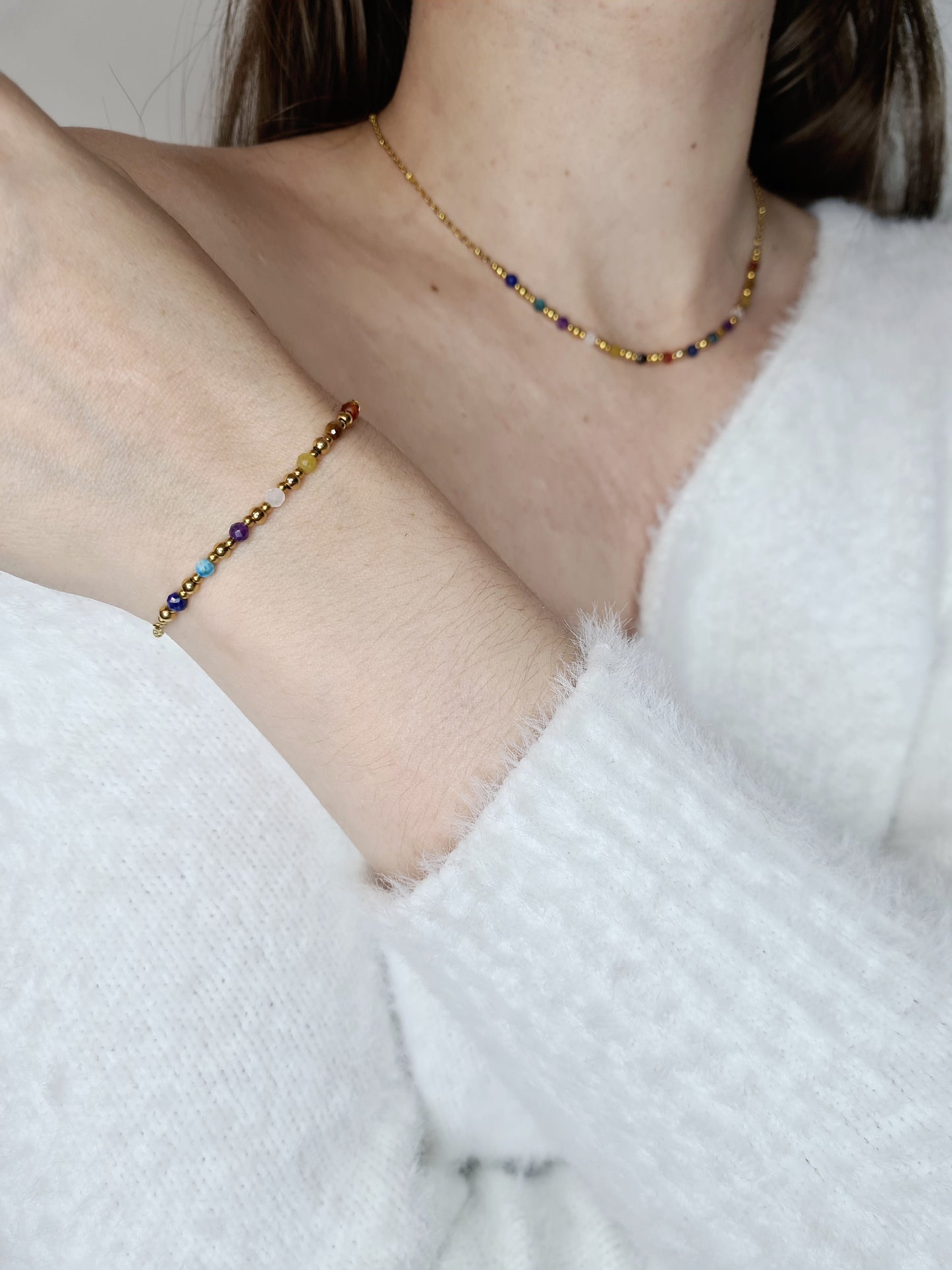 Guérison  est un bracelet en acier inoxydable doré composé de véritables pierres naturelles