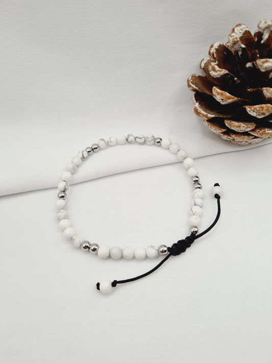Howlite est un bracelet en acier inoxydable argenté composé de véritables pierres naturelles