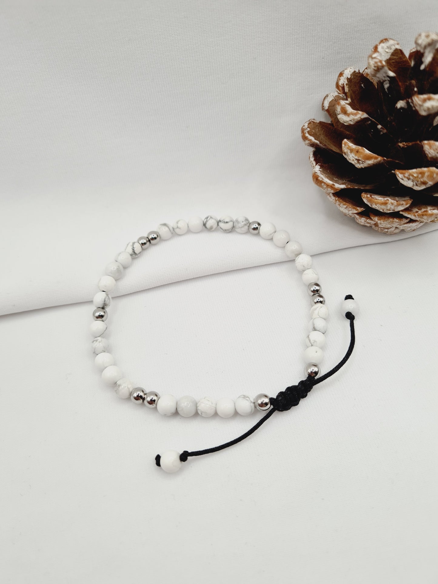 Howlite est un bracelet en acier inoxydable argenté composé de véritables pierres naturelles