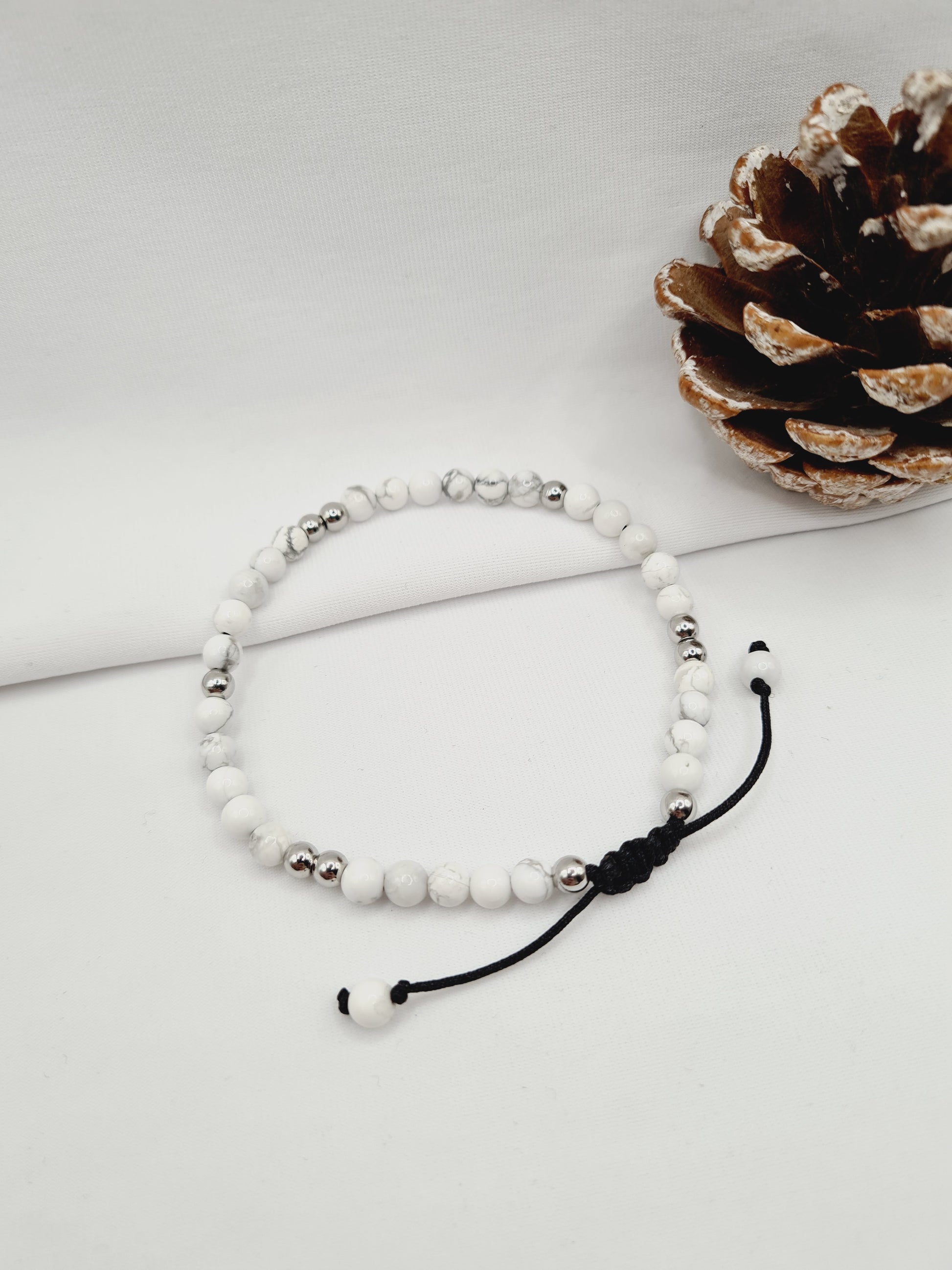 Howlite est un bracelet en acier inoxydable argenté composé de véritables pierres naturelles