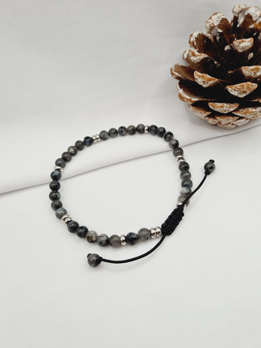 Labradorite est un bracelet en acier inoxydable argenté composé de véritables pierres naturelles