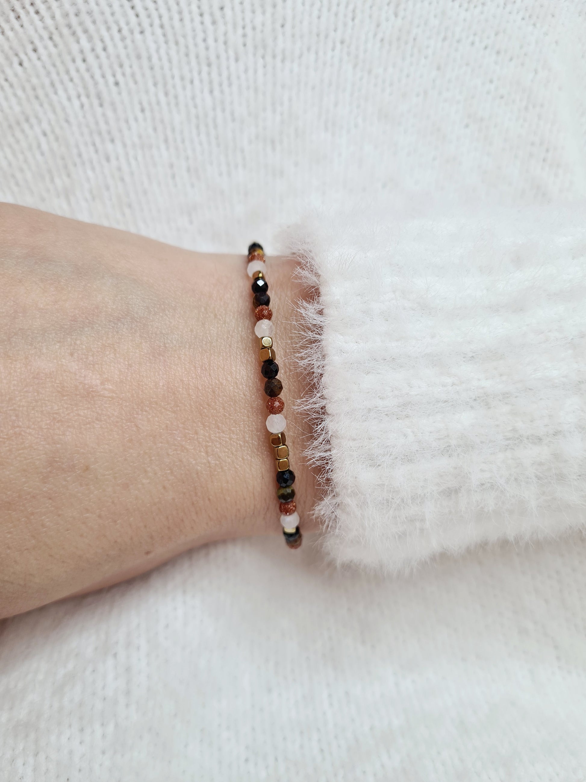 Lanarey  est un bracelet en acier inoxydable doré composé de véritables pierres naturelles