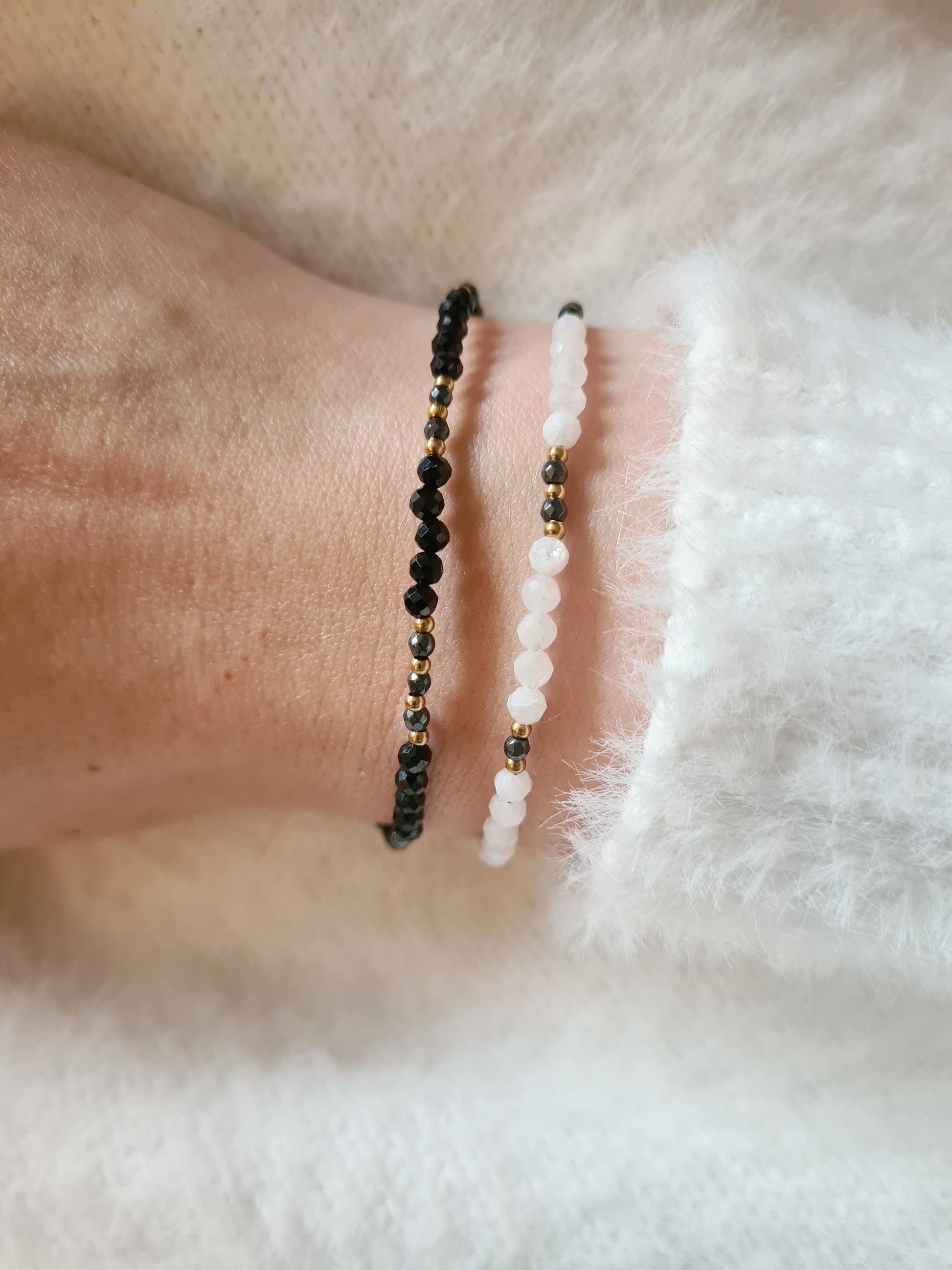 Neige  est un bracelet en acier inoxydable doré composé de véritables pierres naturelles